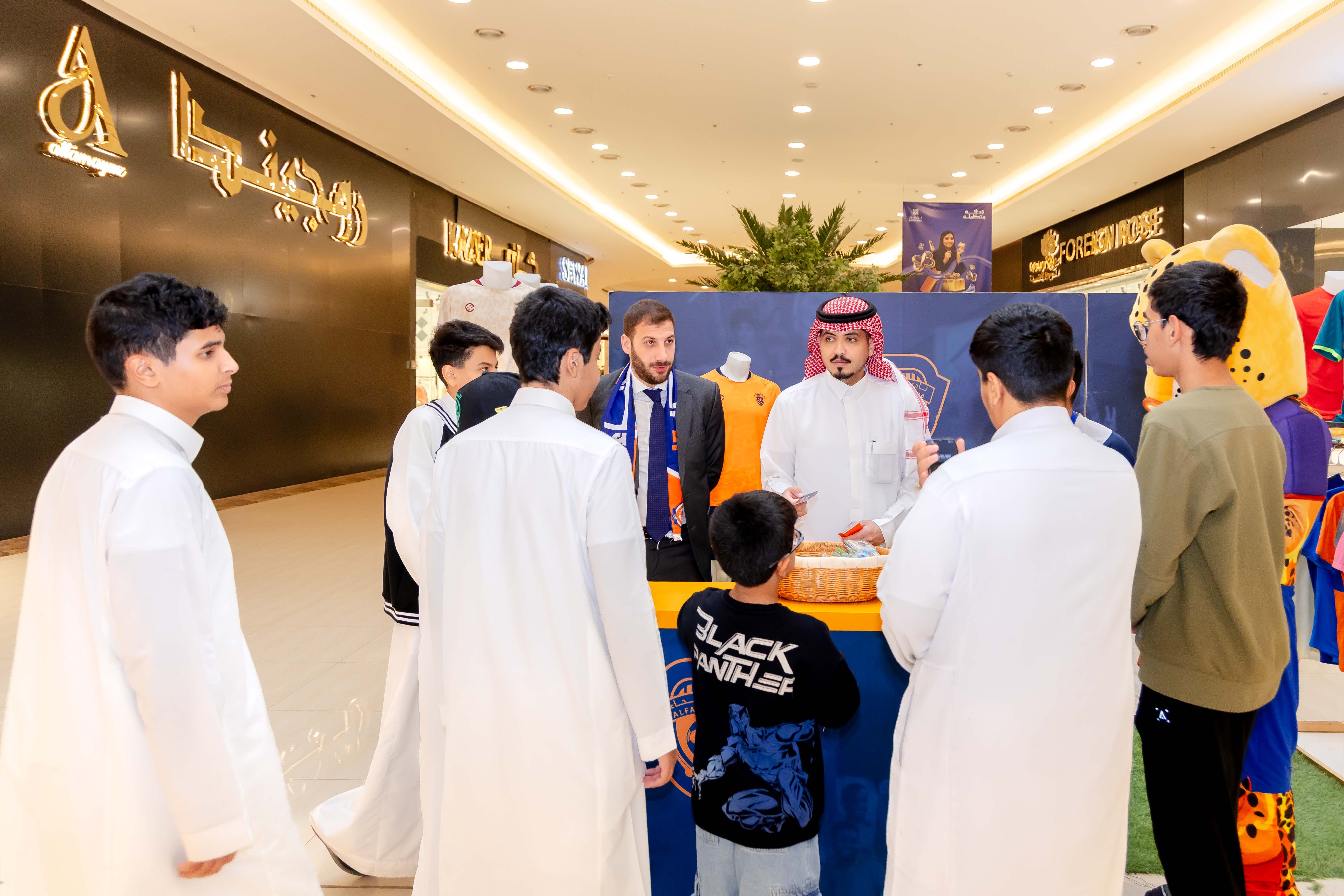 الفيحاء يقيم ركن خاص في كرم مول لتوزيع تذاكر مباراة الفيحاء و الاخدود
