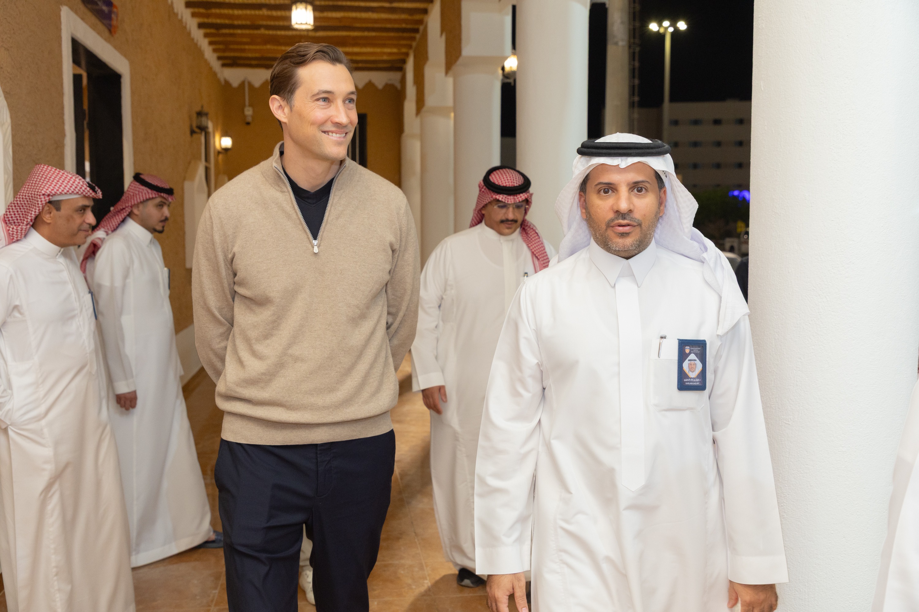 السيد بن هاربورغ مالك نادي الخلود يزور الفيحاء