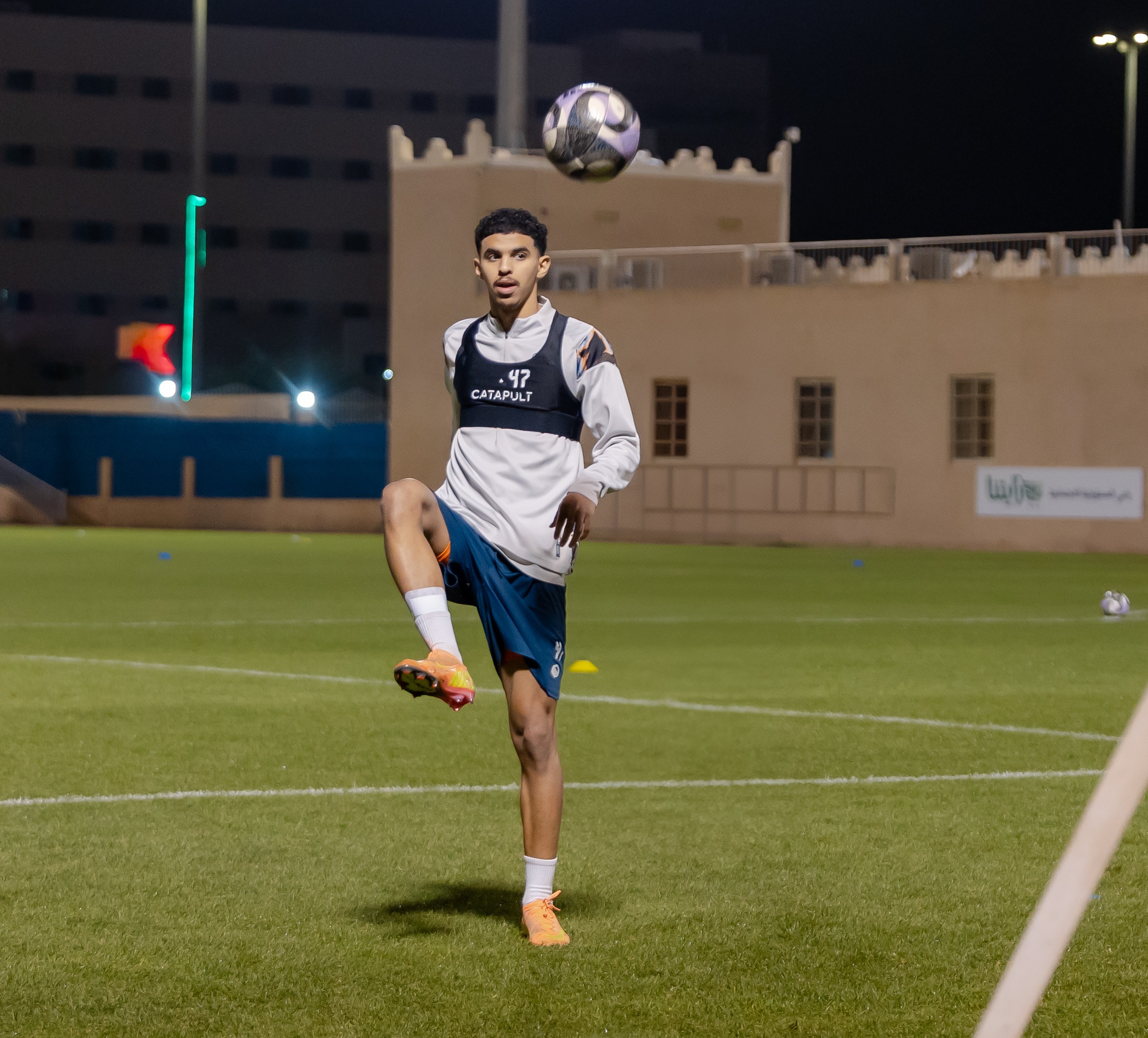 الفيحاء يواصل التحضيرات على ملعب معالي الشيخ عبدالعزيز التويجري بمقر النادي