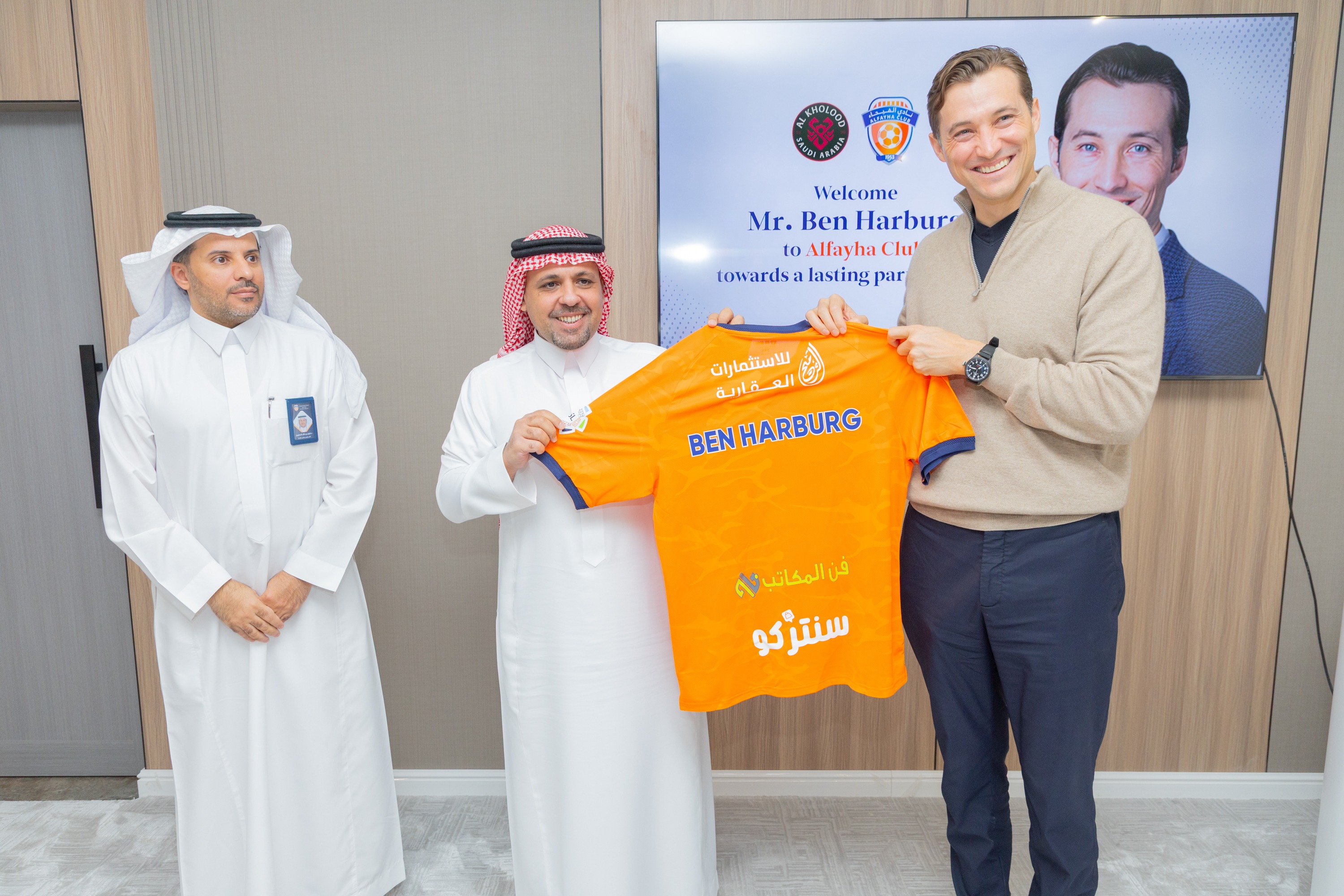السيد بن هاربورغ مالك نادي الخلود يزور الفيحاء