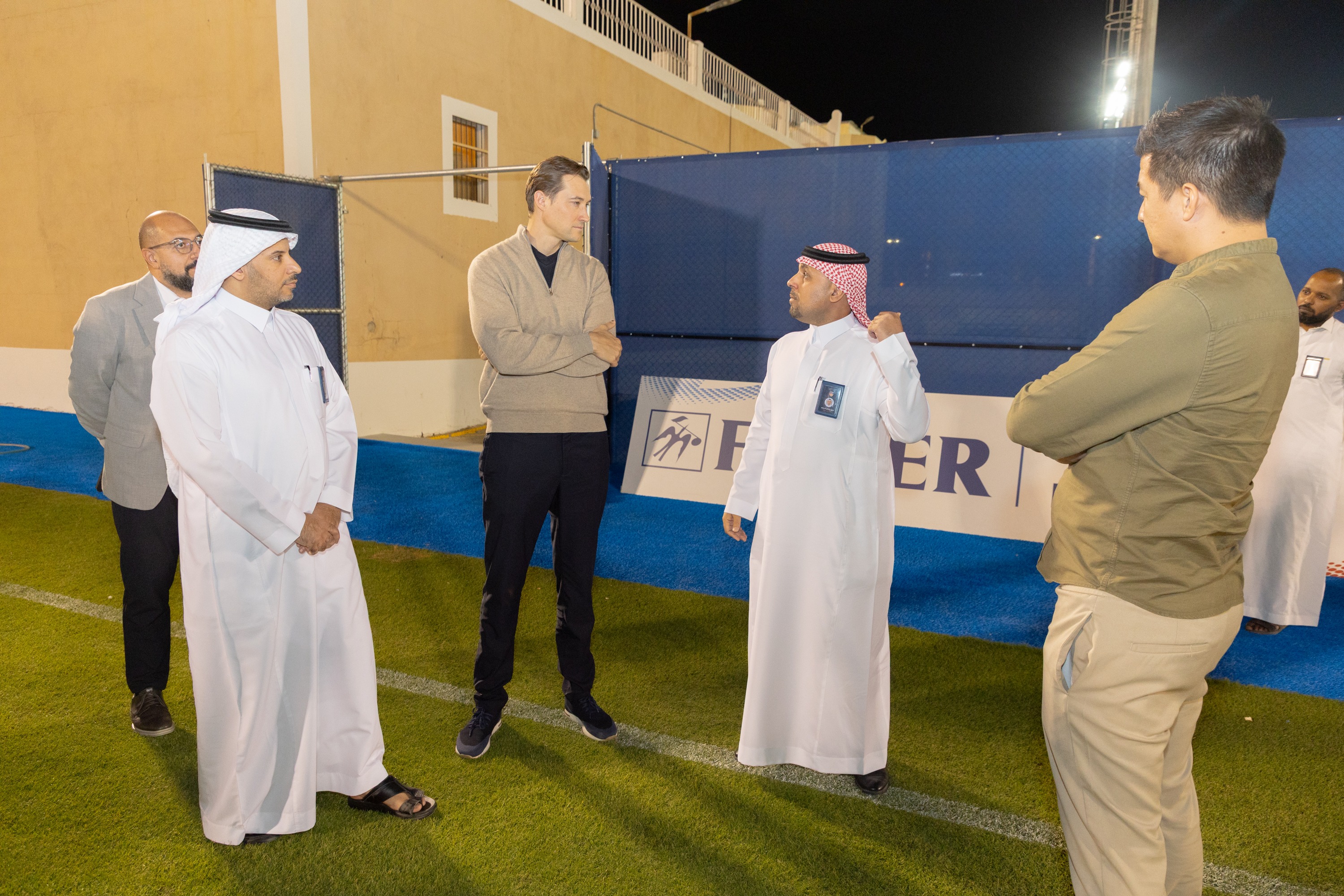 السيد بن هاربورغ مالك نادي الخلود يزور الفيحاء