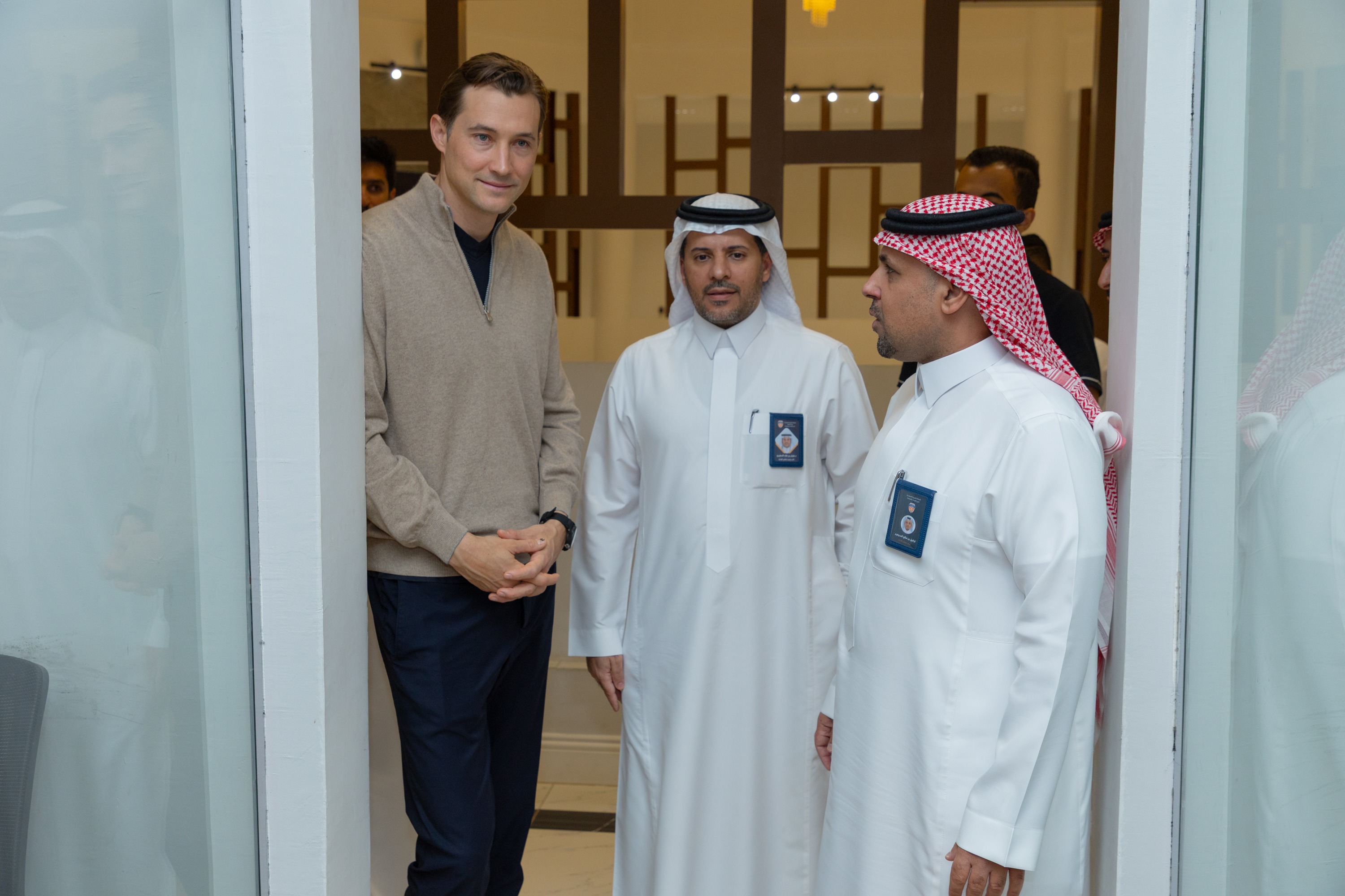 السيد بن هاربورغ مالك نادي الخلود يزور الفيحاء