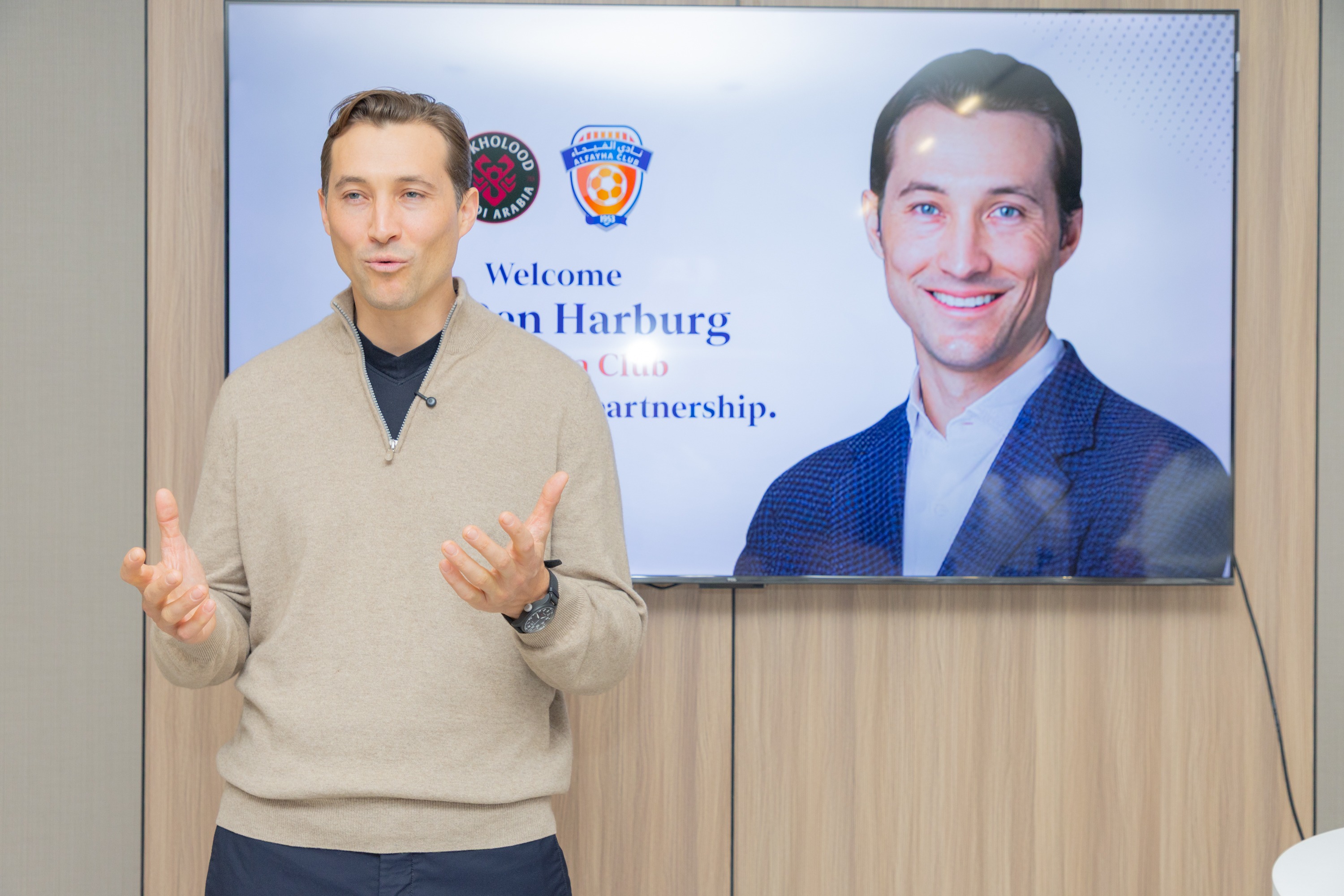 السيد بن هاربورغ مالك نادي الخلود يزور الفيحاء