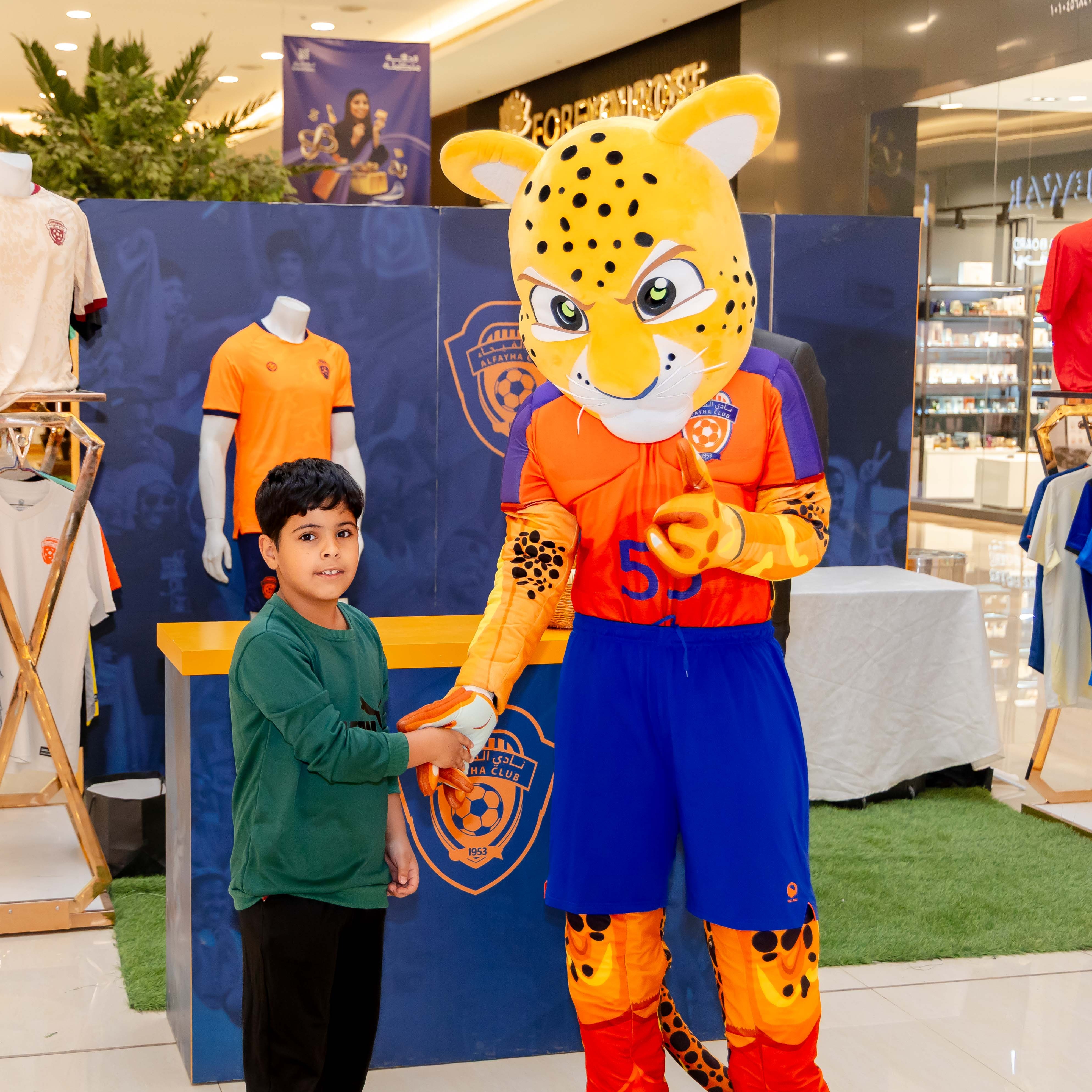 الفيحاء يقيم ركن خاص في كرم مول لتوزيع تذاكر مباراة الفيحاء و الاخدود