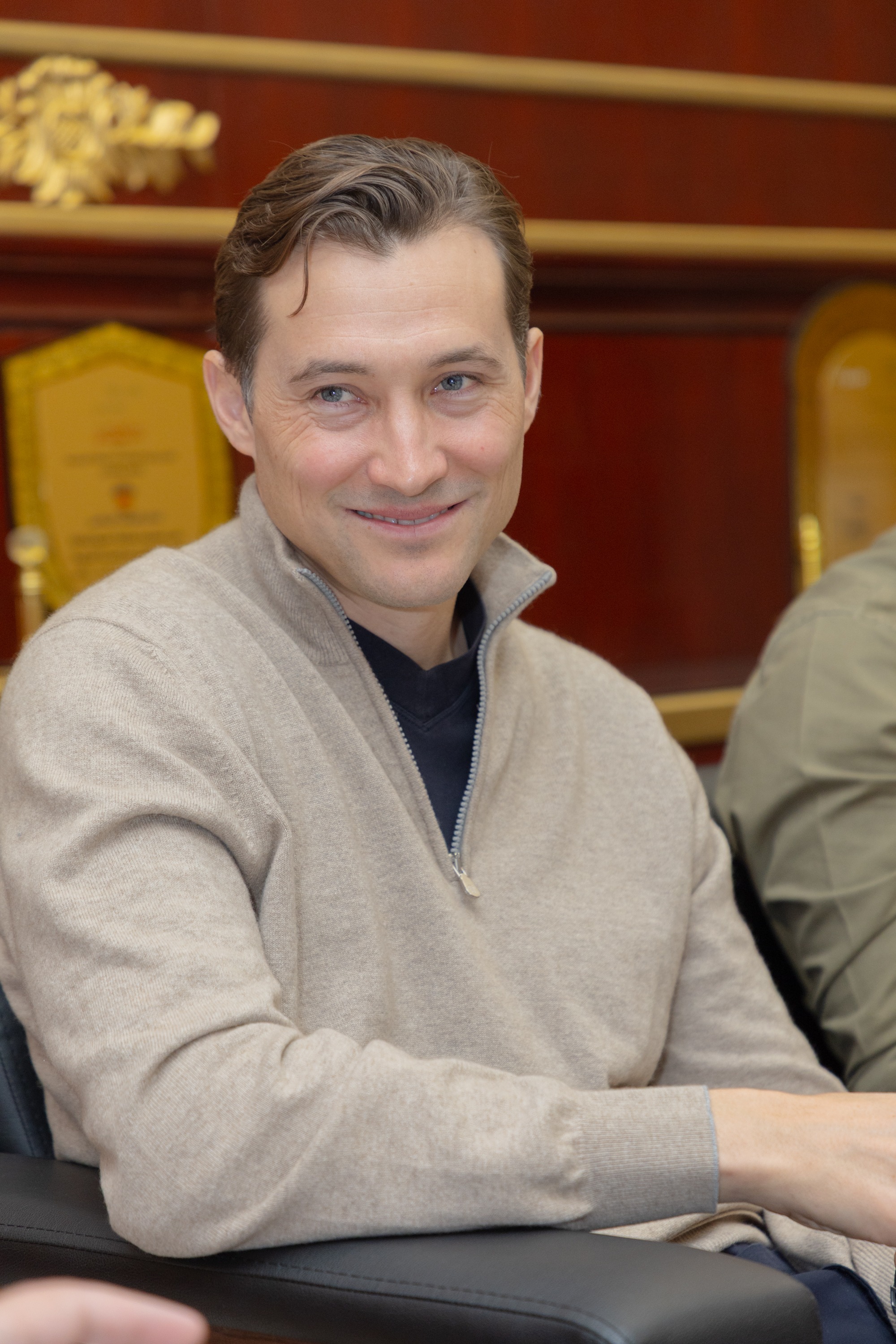 السيد بن هاربورغ مالك نادي الخلود يزور الفيحاء