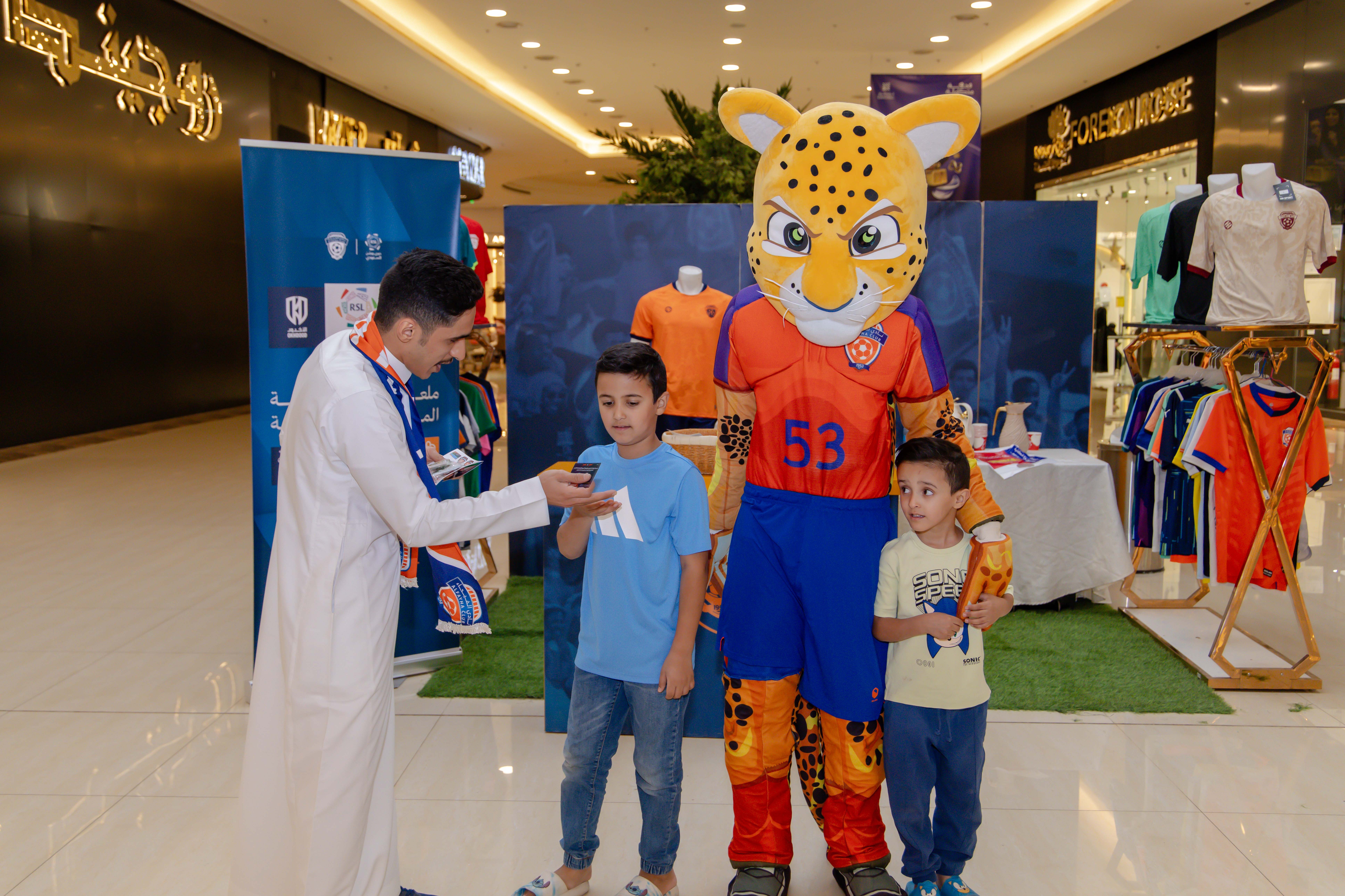 الفيحاء يواصل إقامة الركن الخاص في كرم مول لتوزيع تذاكر مباراة الفيحاء و الأخدود