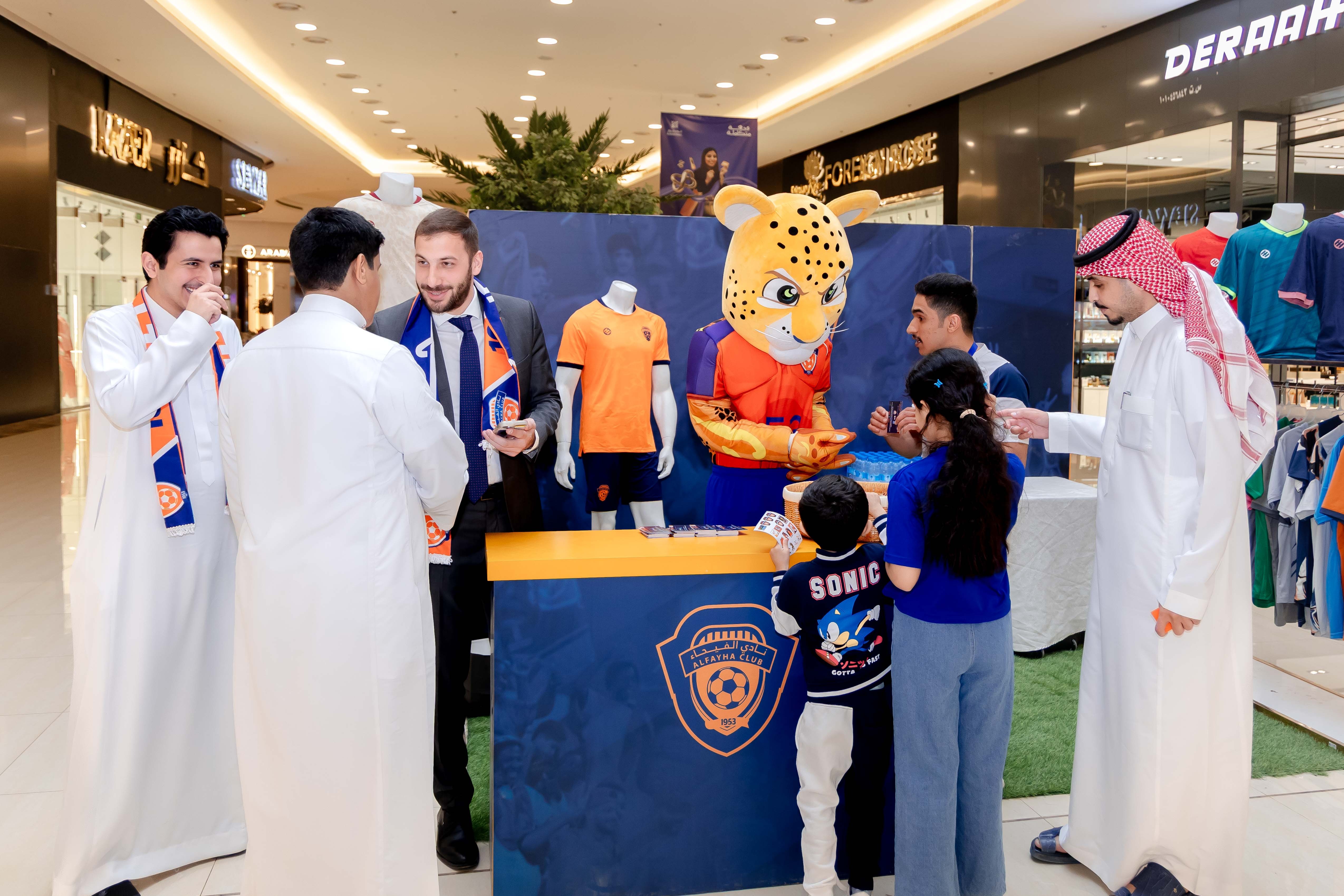 الفيحاء يقيم ركن خاص في كرم مول لتوزيع تذاكر مباراة الفيحاء و الاخدود