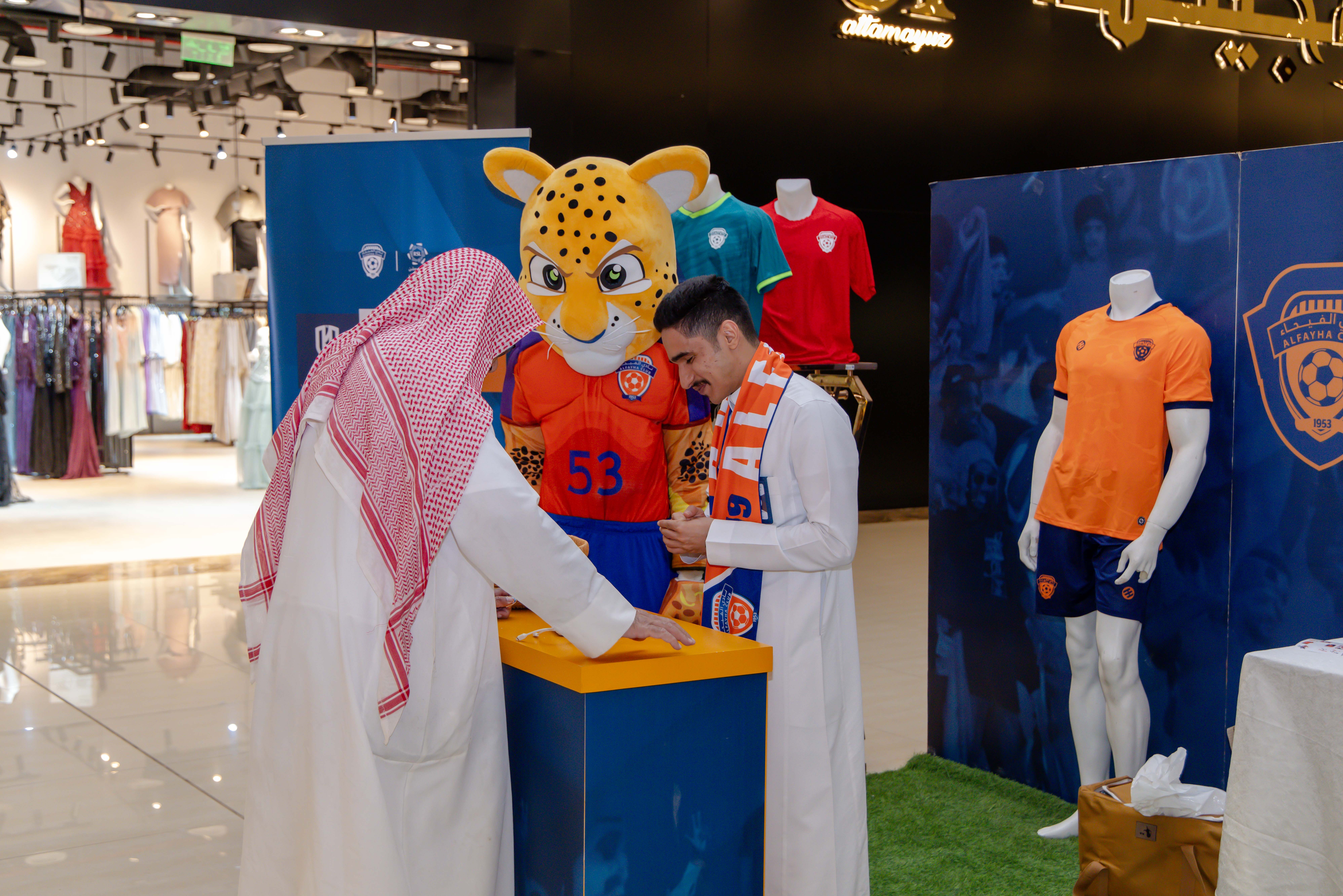 الفيحاء يواصل إقامة الركن الخاص في كرم مول لتوزيع تذاكر مباراة الفيحاء و الأخدود