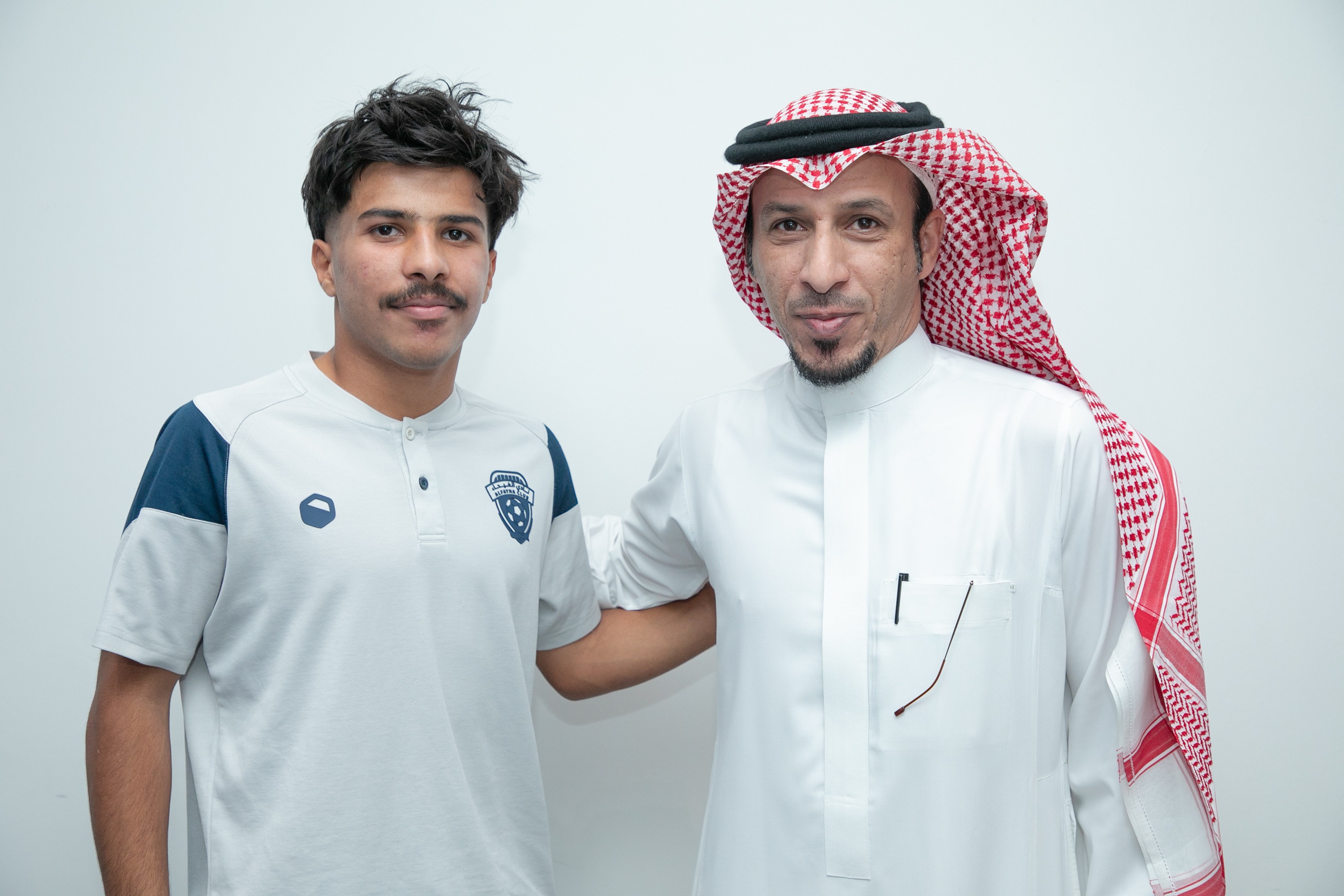 الفيحاء‬⁩ يوقع عقداً احترافياً مع اللاعب  حمد آل منيف "16 سنة" لمدة سنتين .