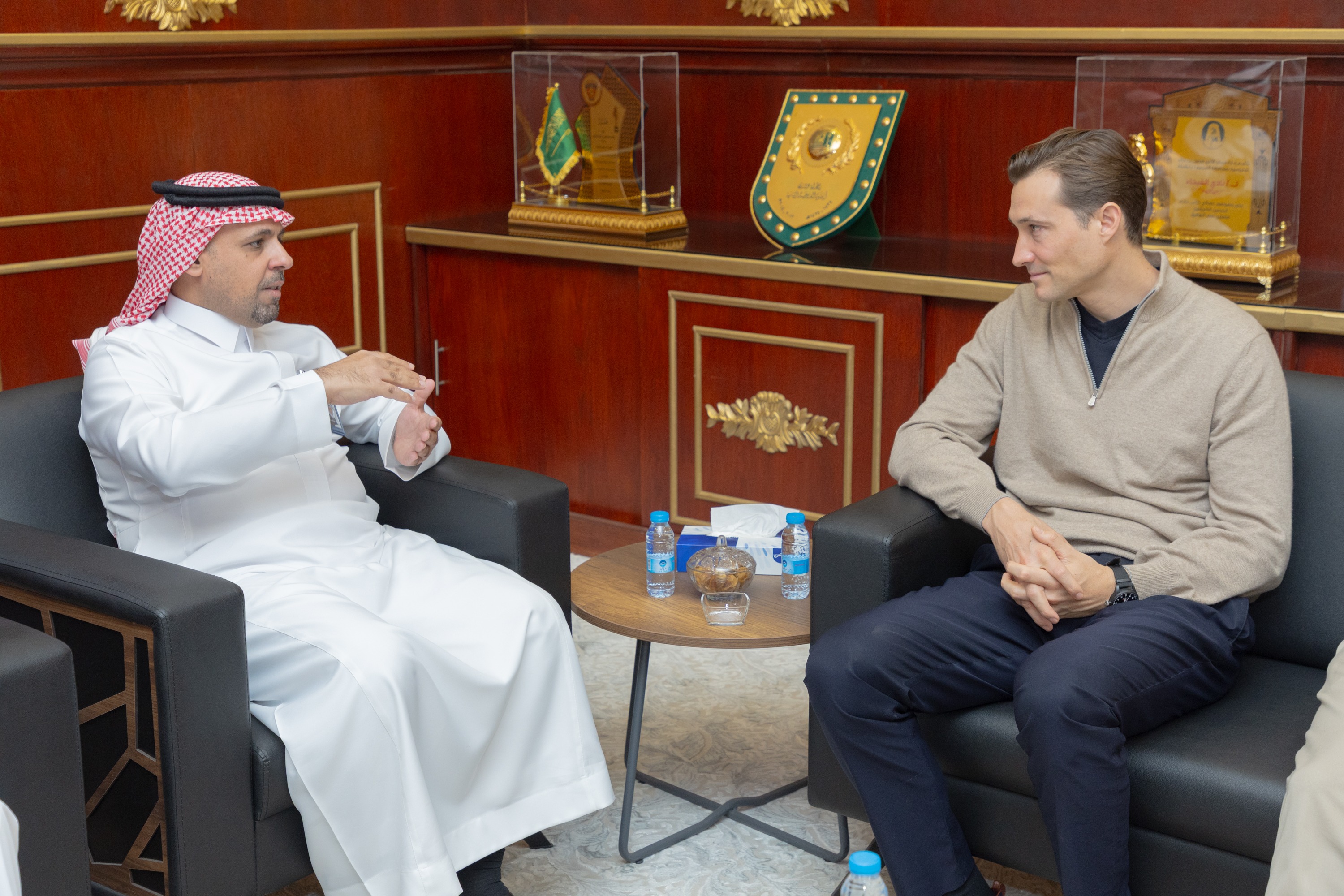 السيد بن هاربورغ مالك نادي الخلود يزور الفيحاء