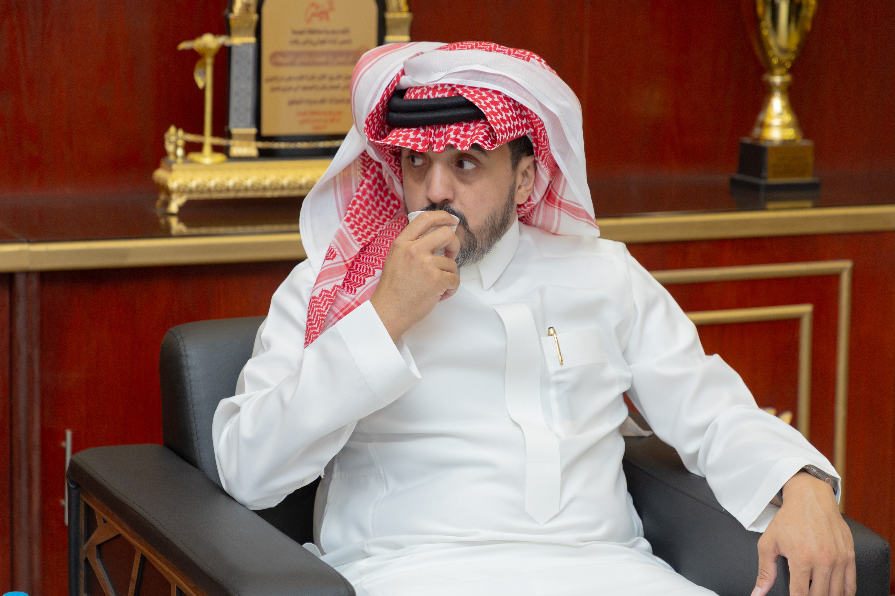 السيد بن هاربورغ مالك نادي الخلود يزور الفيحاء