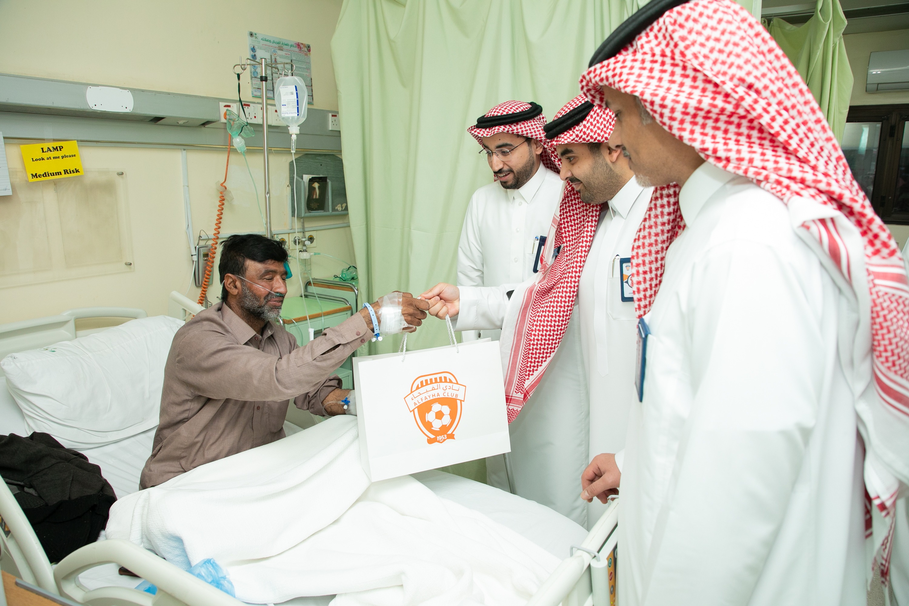 الفيحاء يعايد المرضى والكادر الطبي بمستشفى الملك خالد بالمجمعة