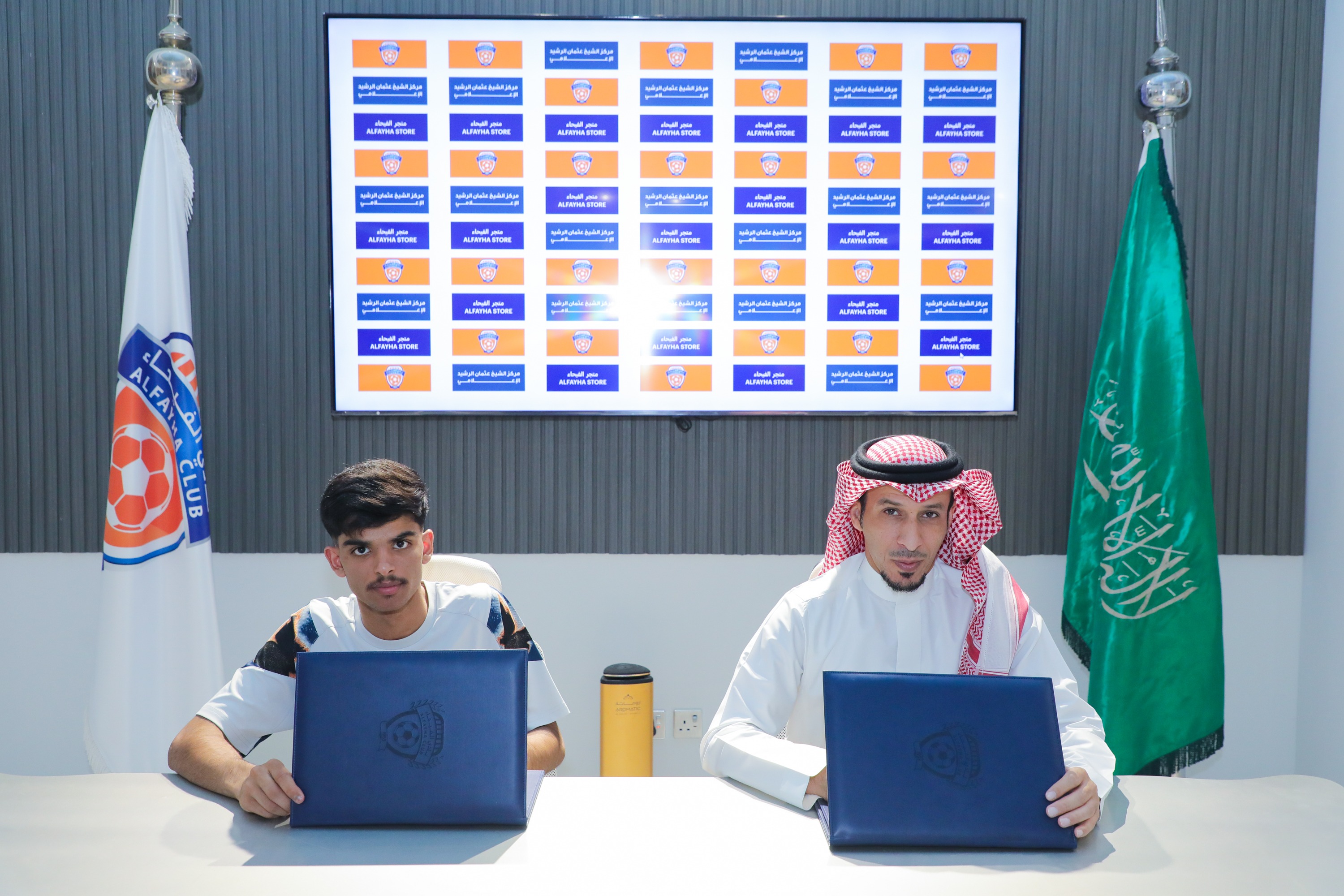 أنهى مجلس إدارة نادي الفيحاء إجراءات التوقيع مع لاعب خط الوسط عبدالله العنزي (مواليد 2005)، بعقد انتقال حر يمتد سنتين