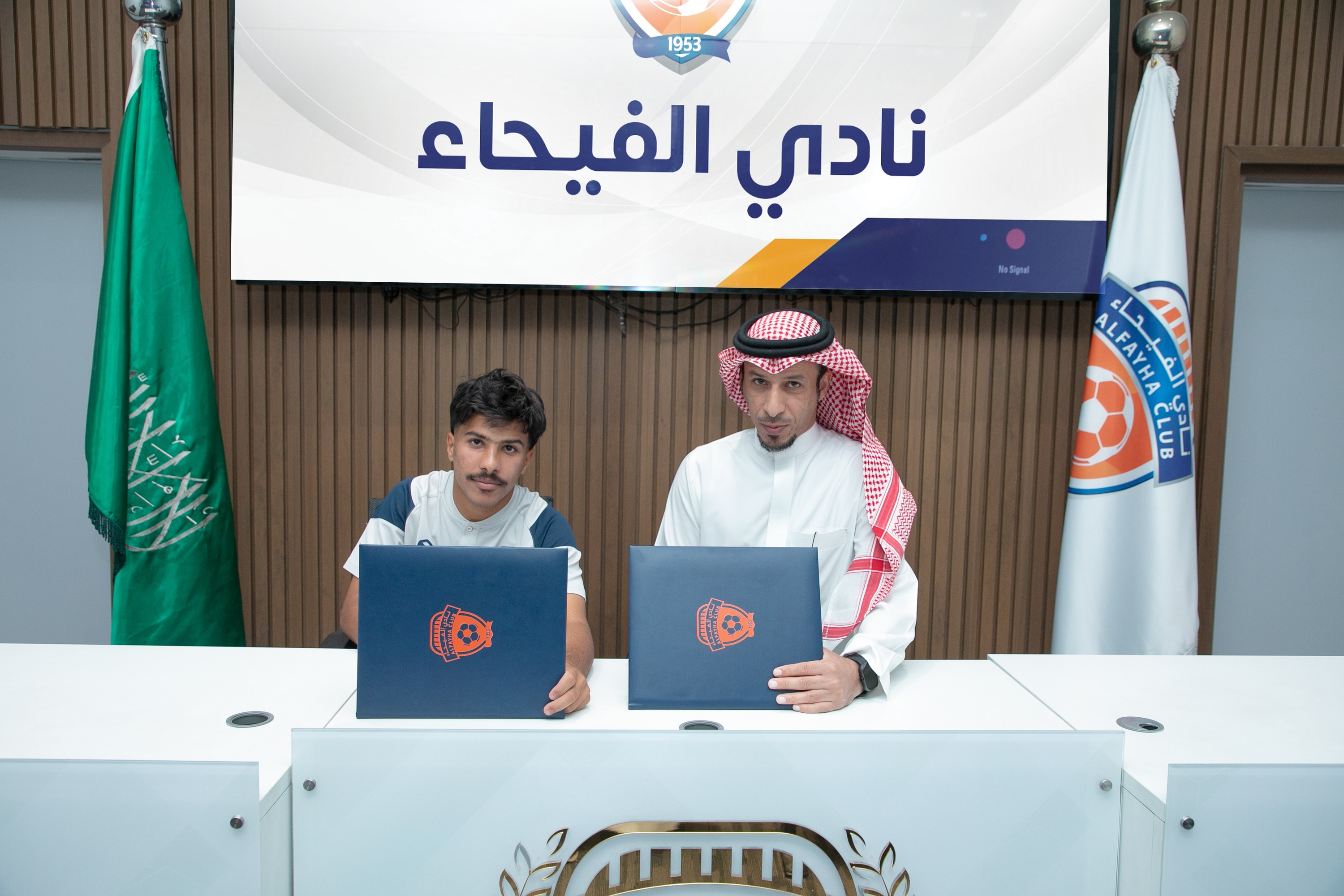 الفيحاء‬⁩ يوقع عقداً احترافياً مع اللاعب  حمد آل منيف "16 سنة" لمدة سنتين .