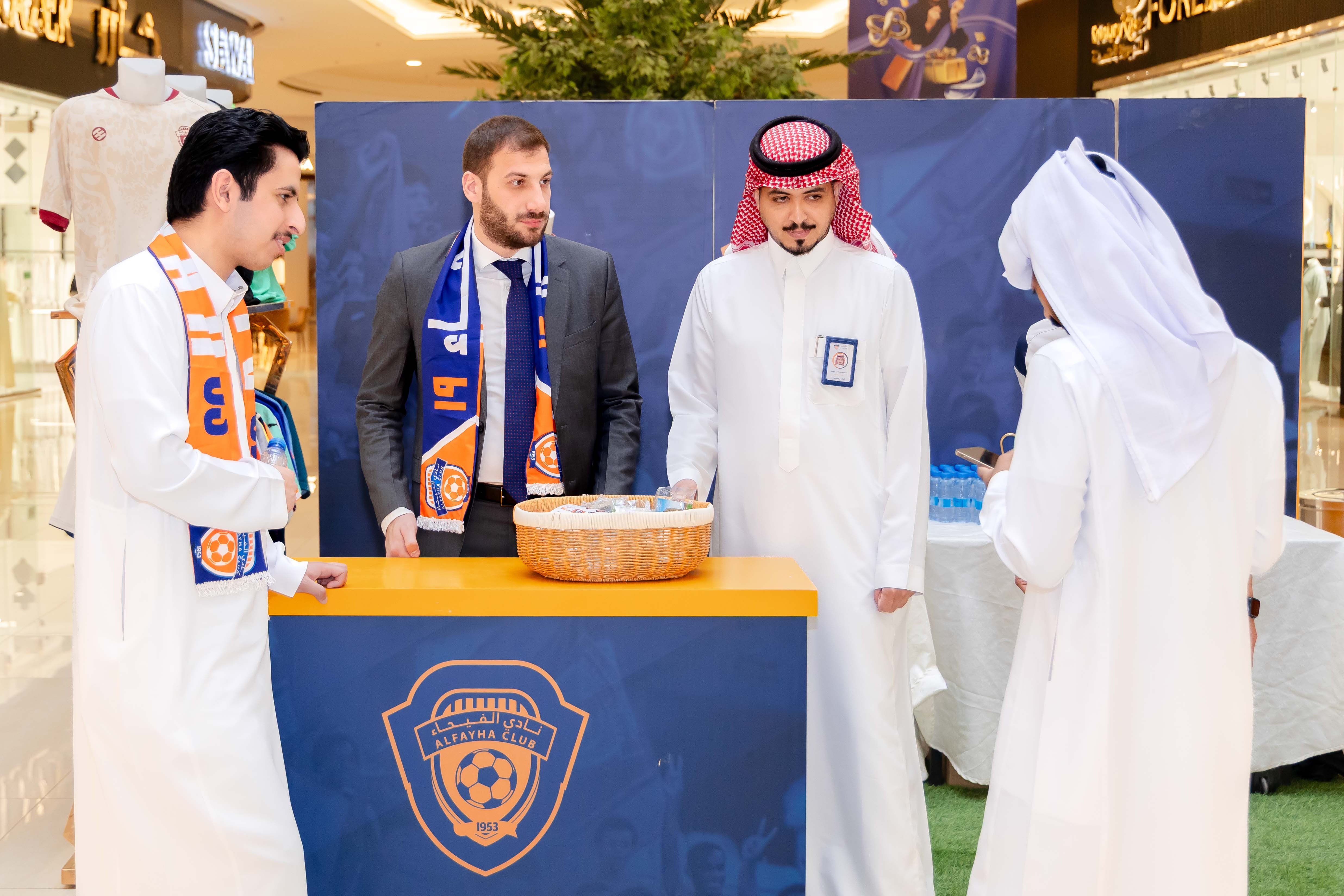 الفيحاء يقيم ركن خاص في كرم مول لتوزيع تذاكر مباراة الفيحاء و الاخدود
