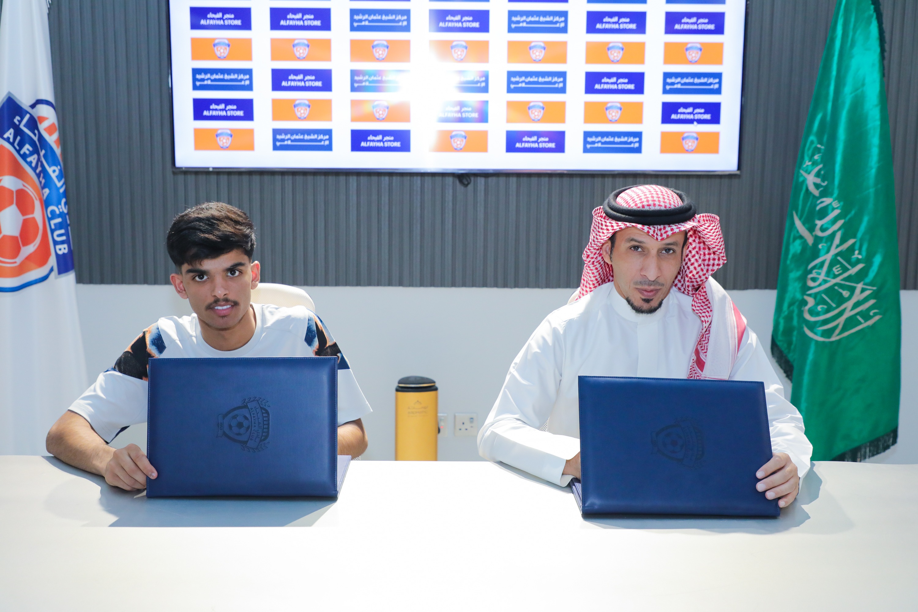 أنهى مجلس إدارة نادي الفيحاء إجراءات التوقيع مع لاعب خط الوسط عبدالله العنزي (مواليد 2005)، بعقد انتقال حر يمتد سنتين