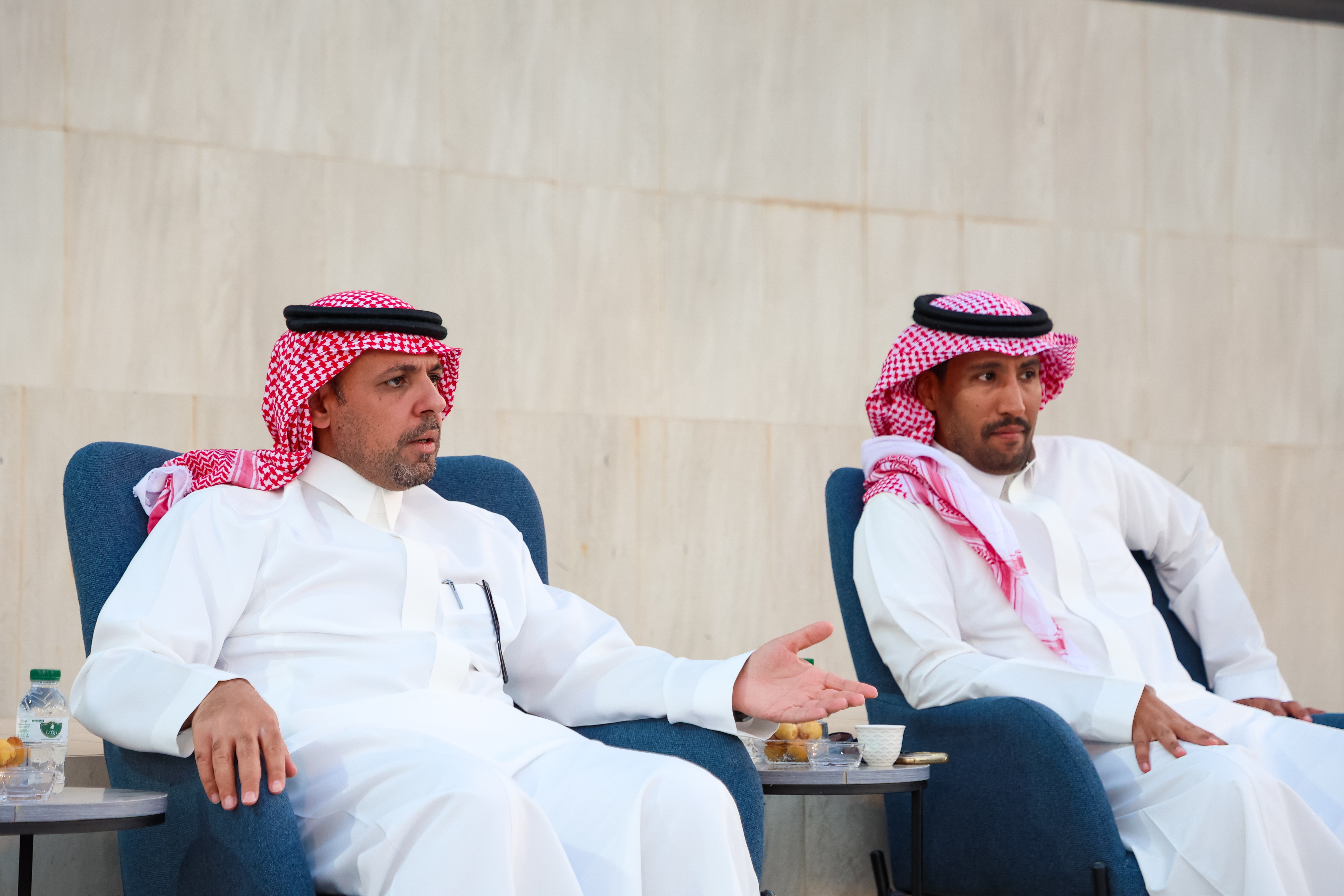 ‏رئيس مجلس إدارة نادي ⁧‫الفيحاء‬⁩ يكرّم الطفلين مازن واحمد ويقدم لهم تذاكر موسمية وهدايا تذكارية