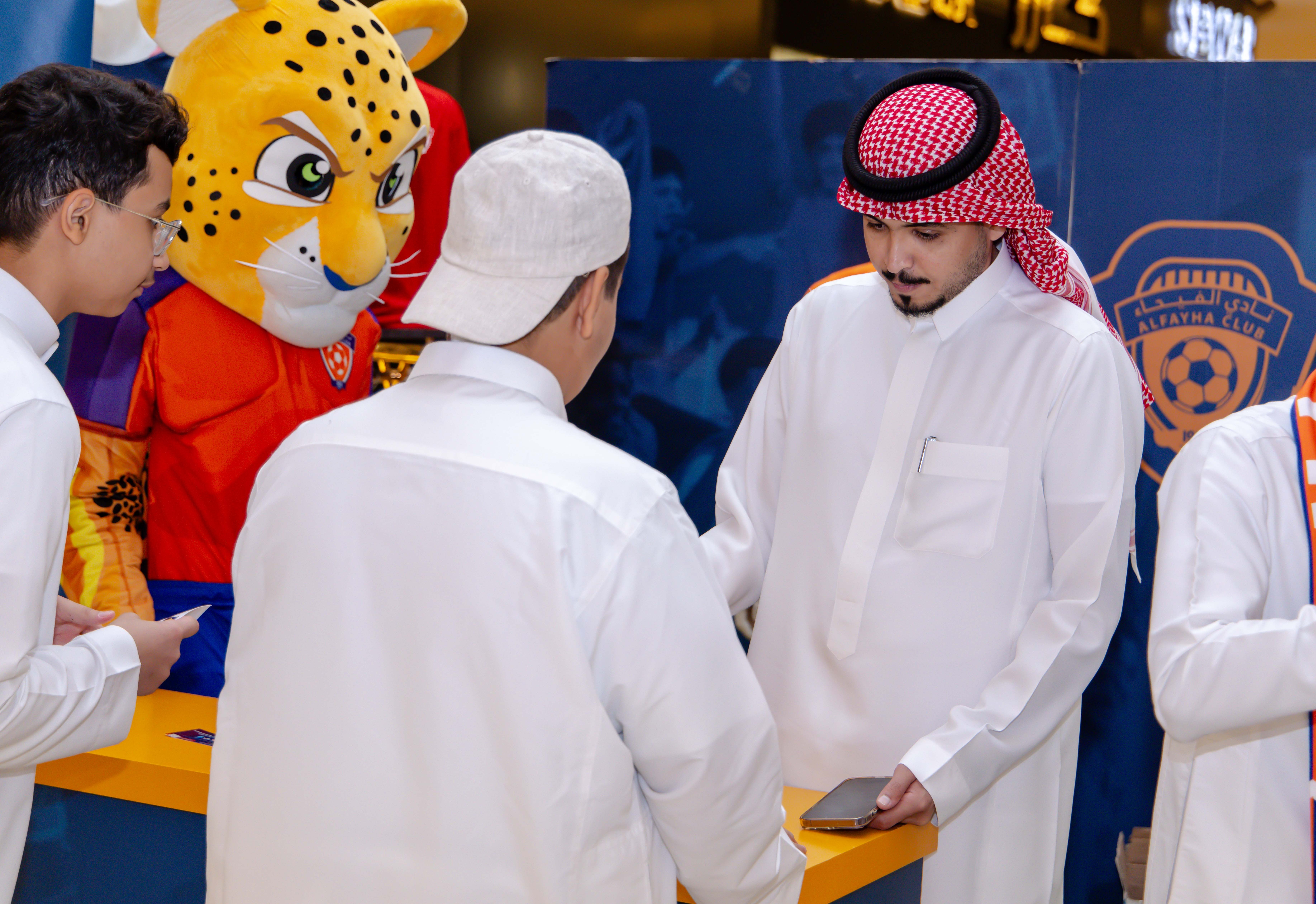 الفيحاء يواصل إقامة الركن الخاص في كرم مول لتوزيع تذاكر مباراة الفيحاء و الأخدود