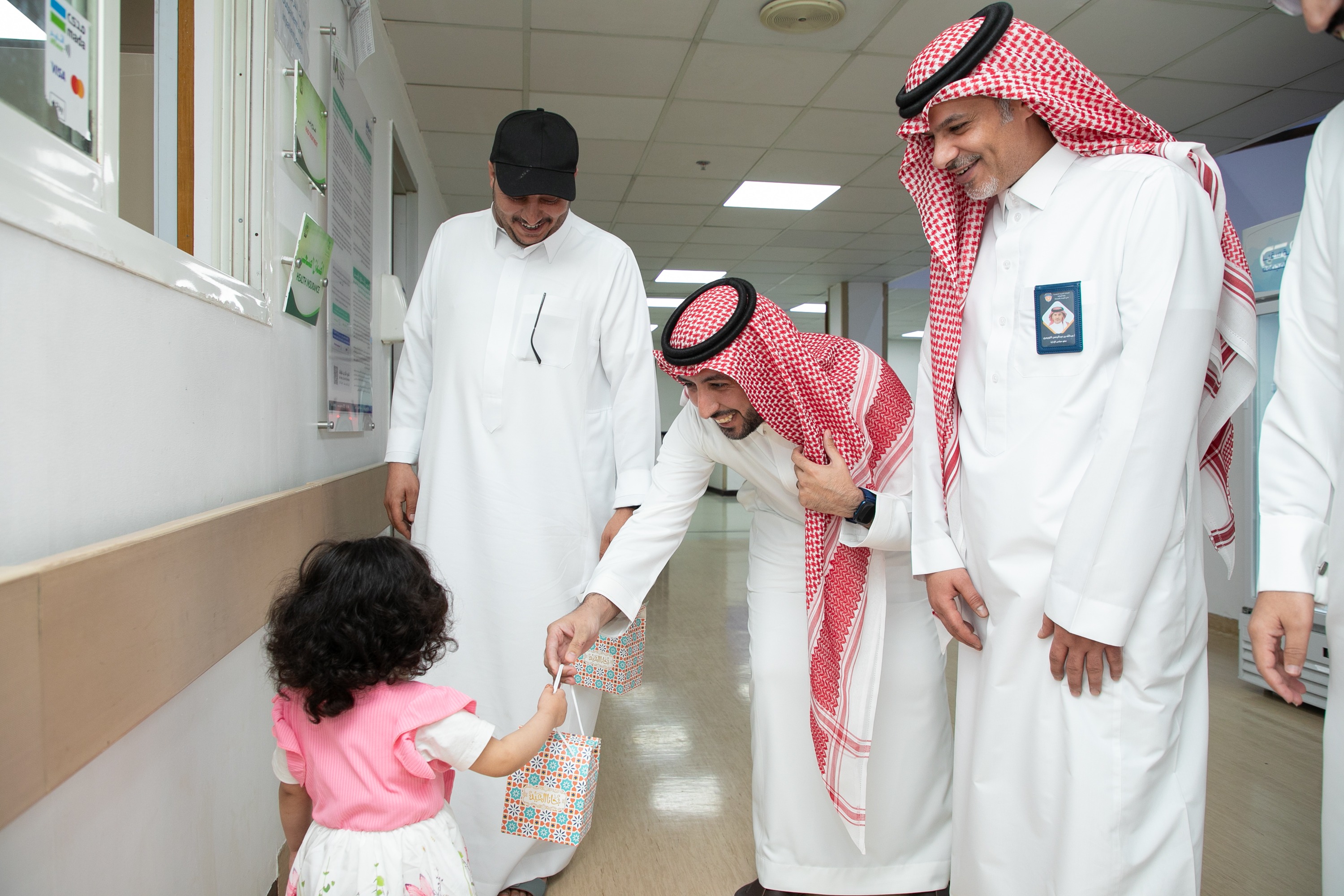 الفيحاء يعايد المرضى والكادر الطبي بمستشفى الملك خالد بالمجمعة