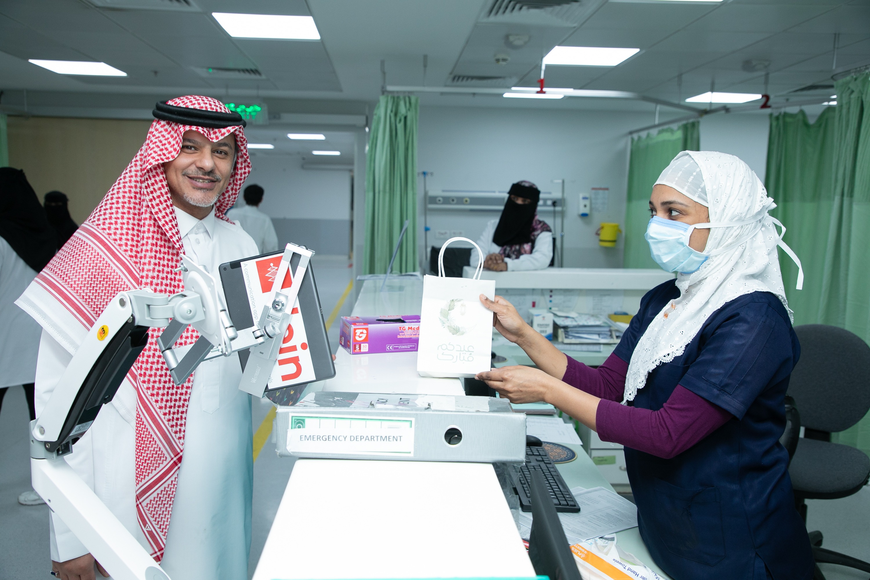 الفيحاء يعايد المرضى والكادر الطبي بمستشفى الملك خالد بالمجمعة