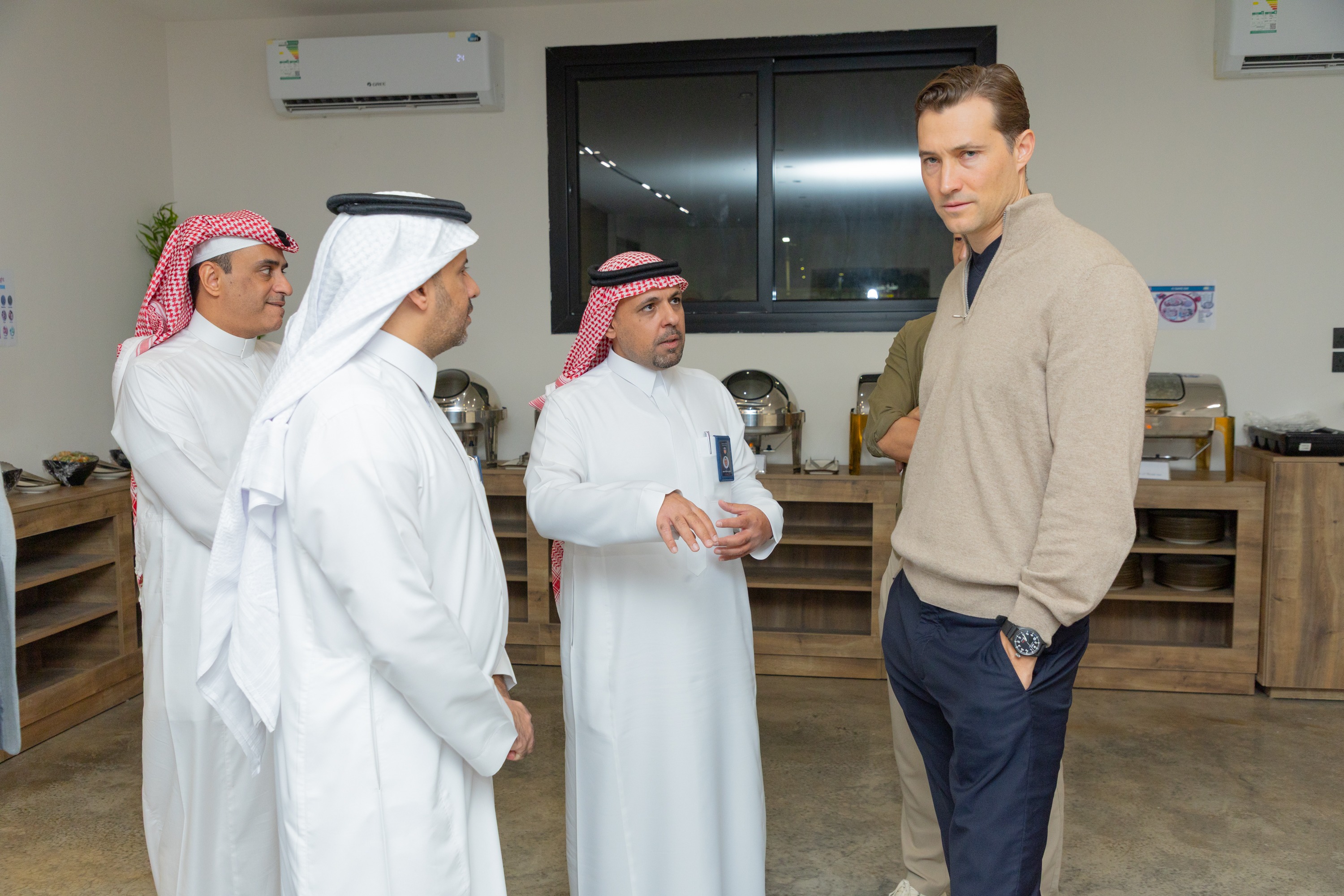 السيد بن هاربورغ مالك نادي الخلود يزور الفيحاء