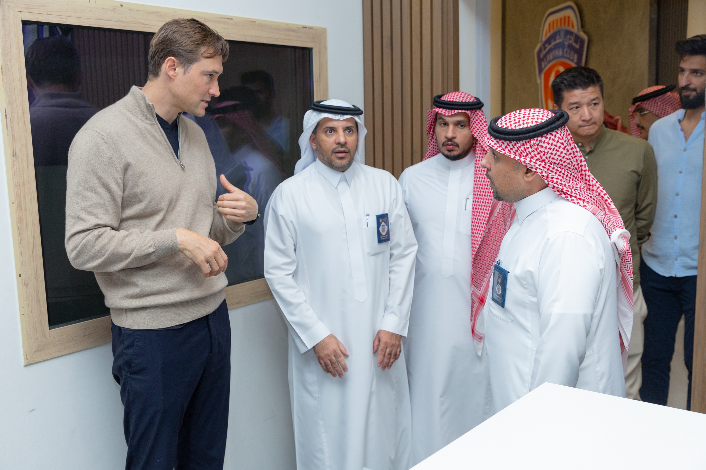 السيد بن هاربورغ مالك نادي الخلود يزور الفيحاء