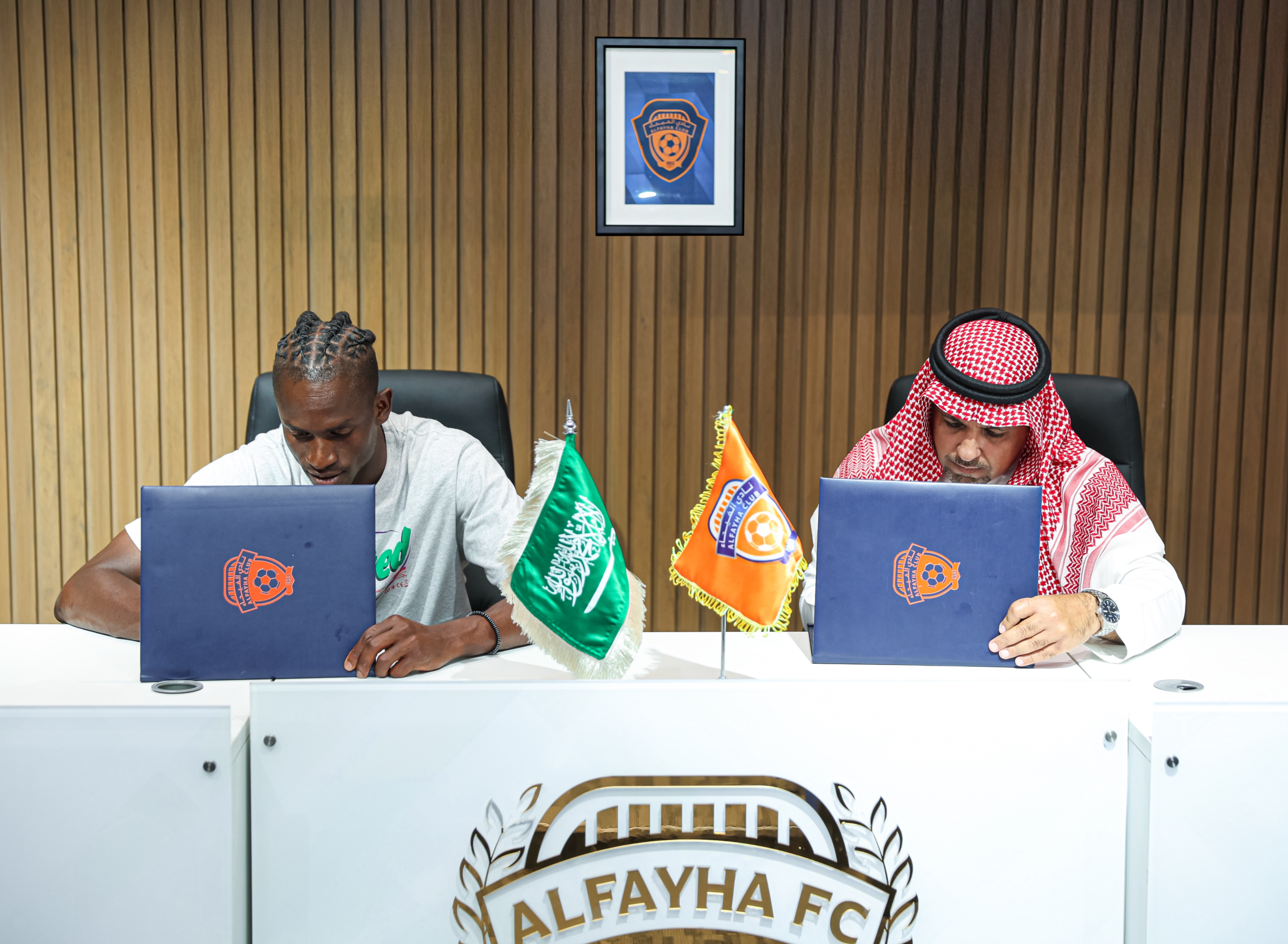 مجلس إدارة نادي ‫الفيحاء‬ ينهي إجراءات التعاقد مع لاعب خط الوسط الدولي الغيني ألفا سيميدو لمدة ثلاثة مواسم في صفقة انتقال حر