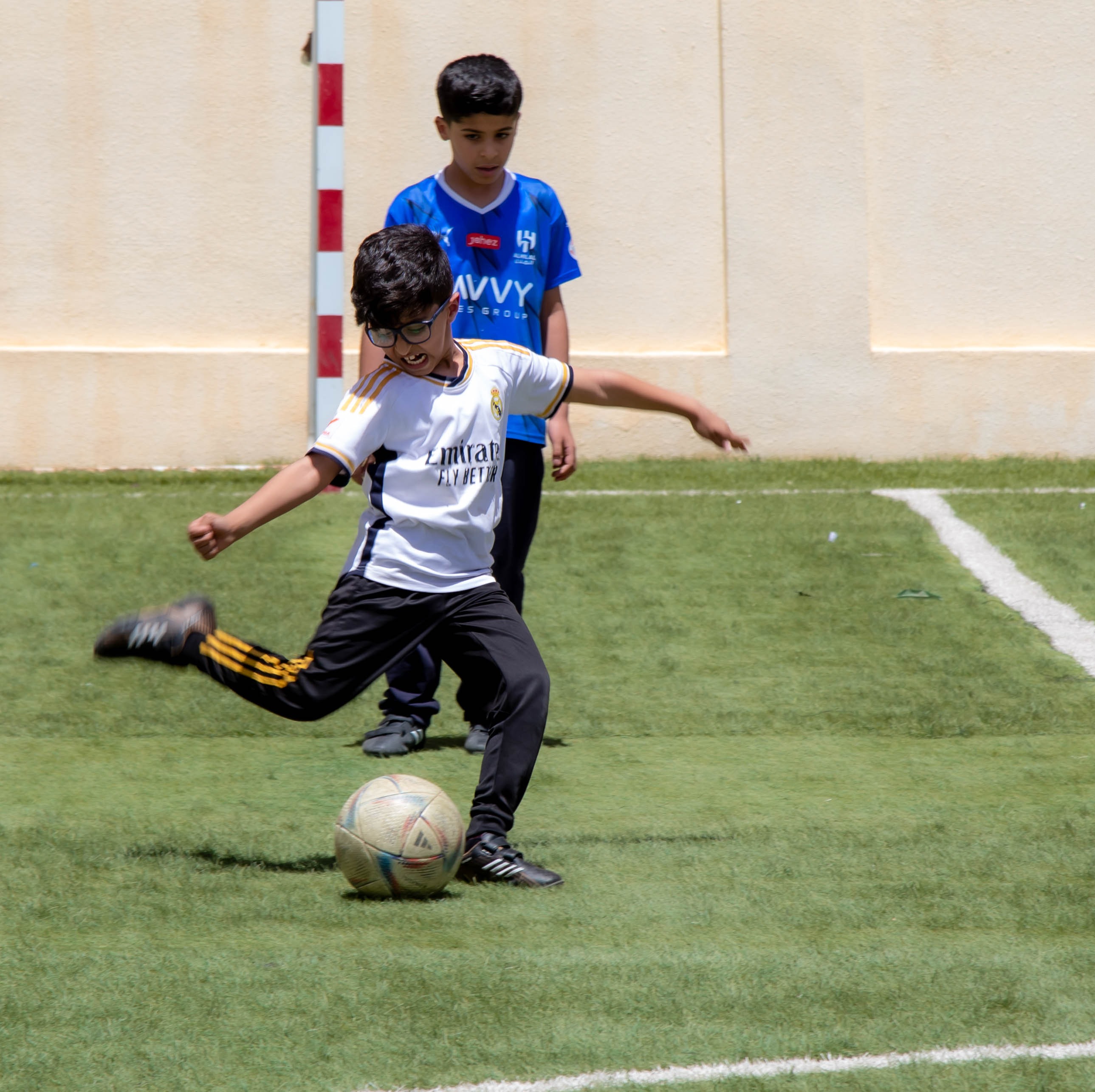 طلاب مدرسة رواد الجامعة يزورون نادي الفيحاء