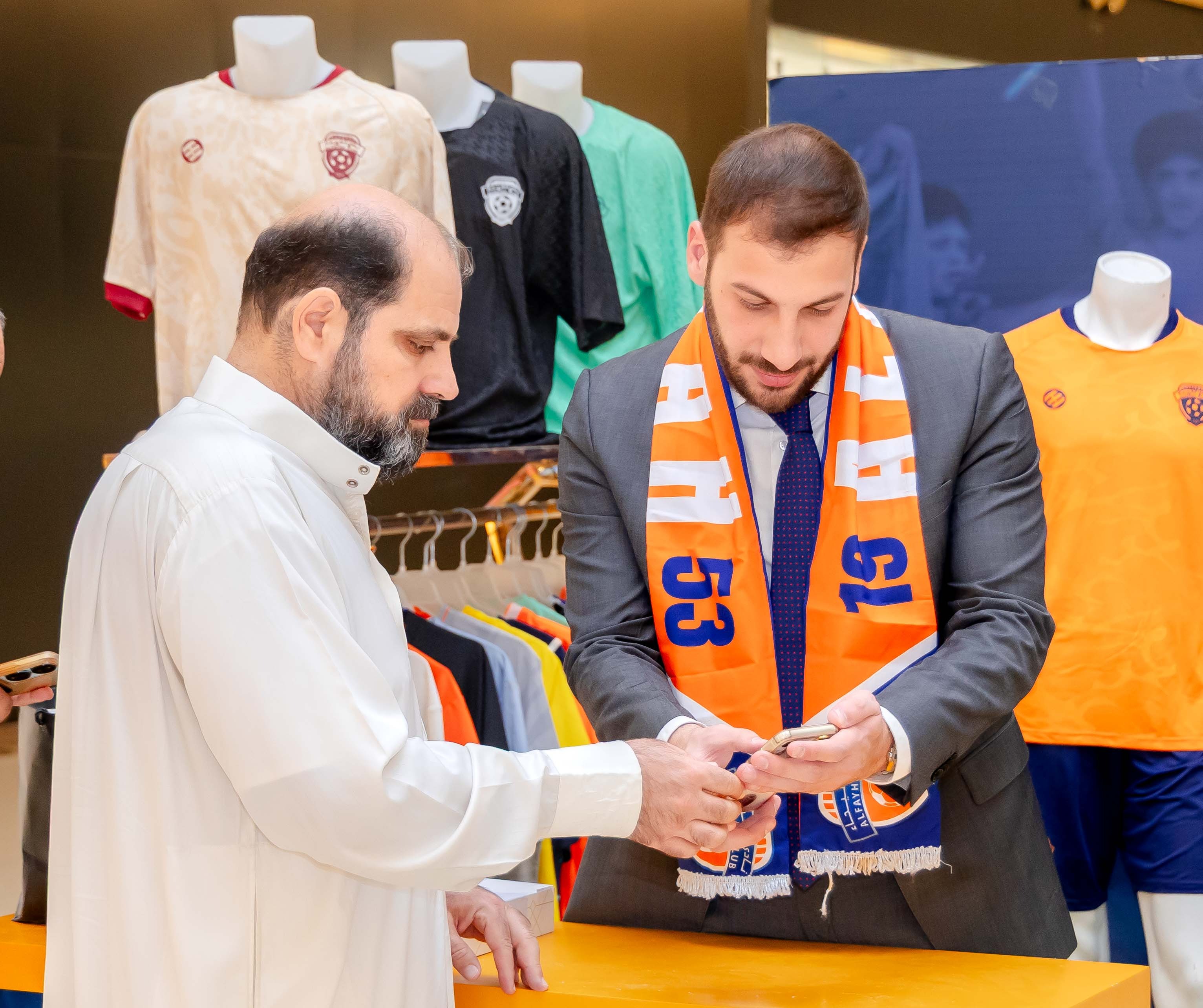 الفيحاء يقيم ركن خاص في كرم مول لتوزيع تذاكر مباراة الفيحاء و الاخدود