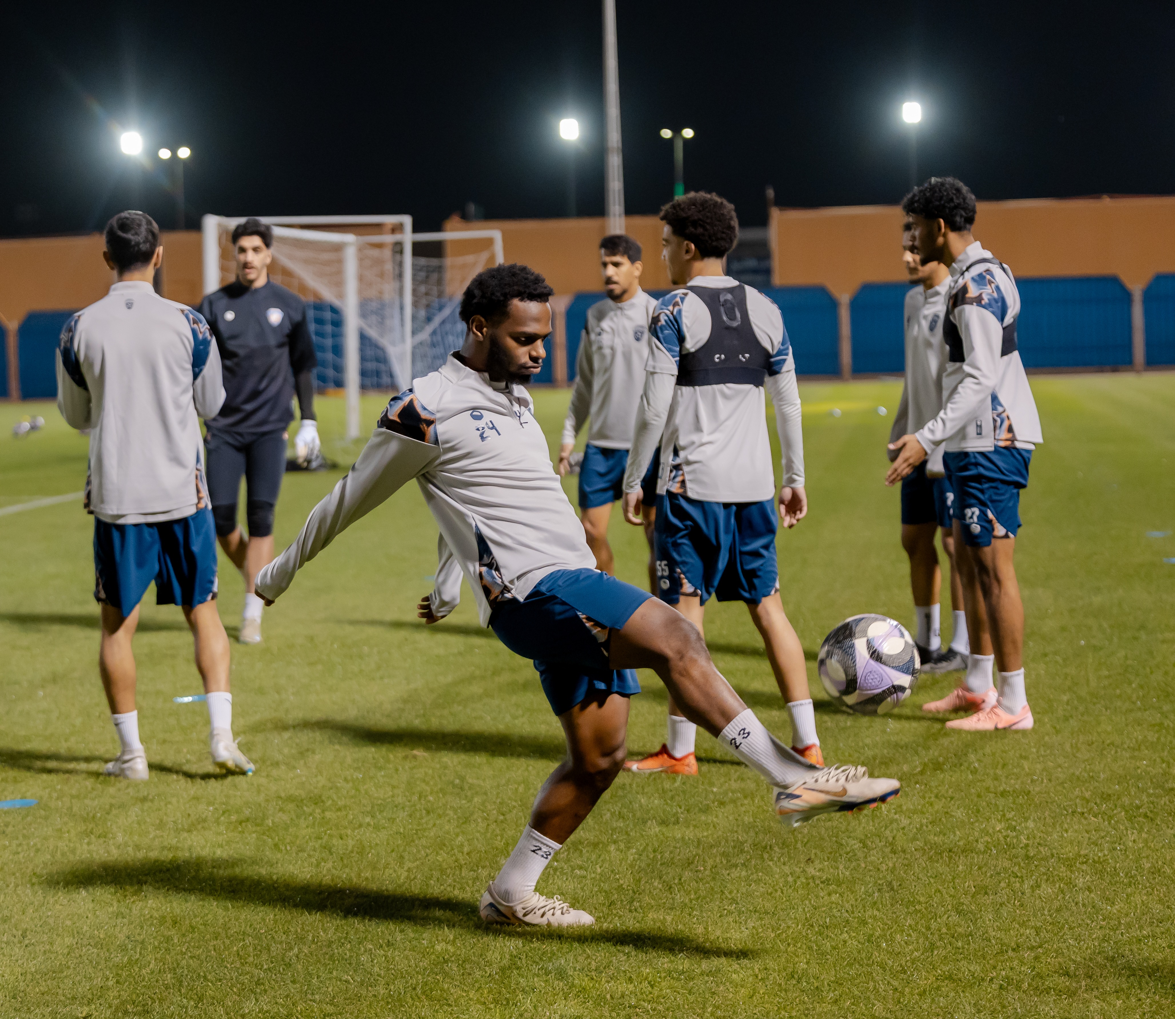 الفيحاء يواصل التحضيرات على ملعب معالي الشيخ عبدالعزيز التويجري بمقر النادي