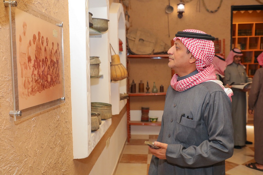 المتدربون في دورة صناعة المحتوى الاعلامي لوسائل الاعلام يزورون نادي الفيحاء