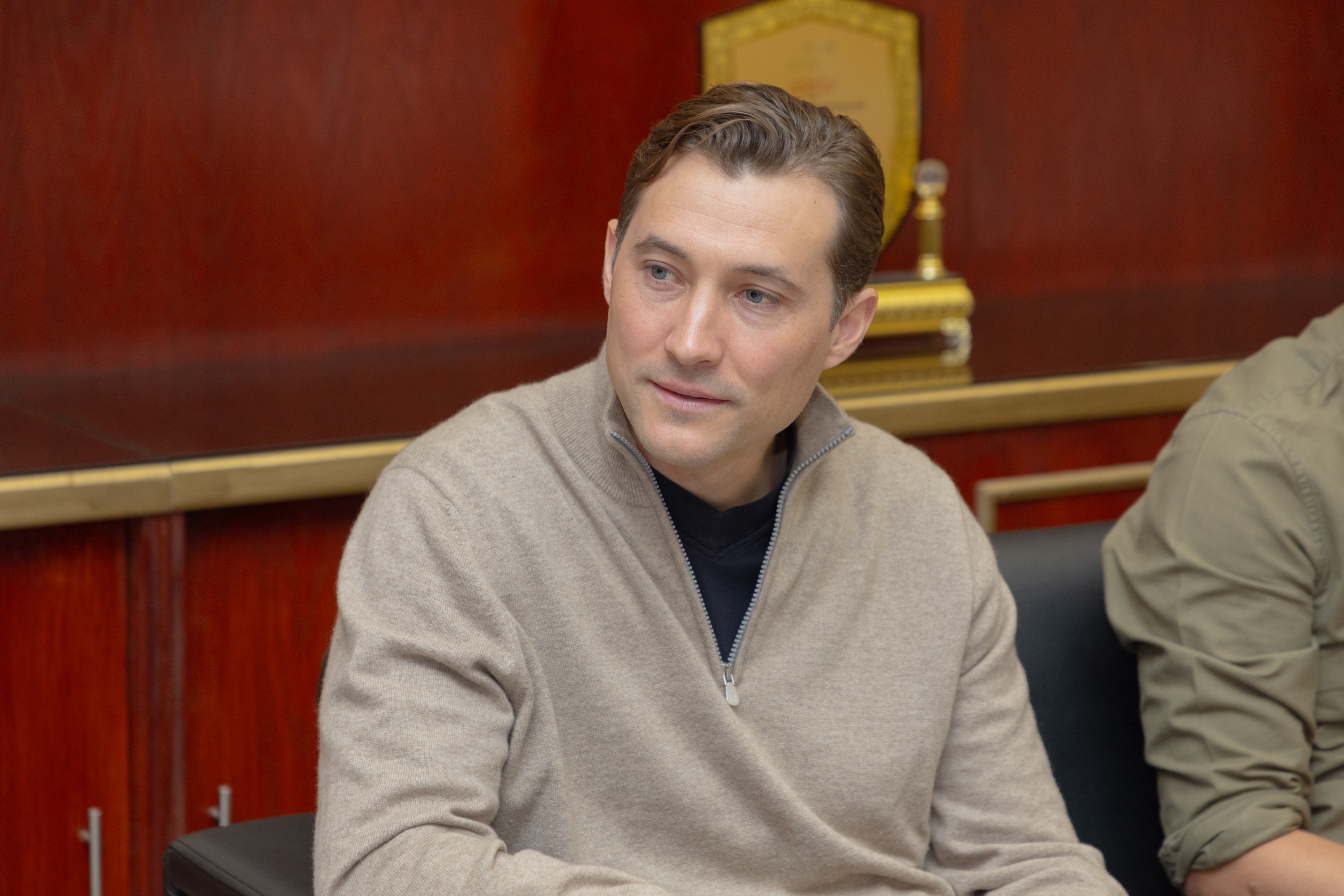 السيد بن هاربورغ مالك نادي الخلود يزور الفيحاء