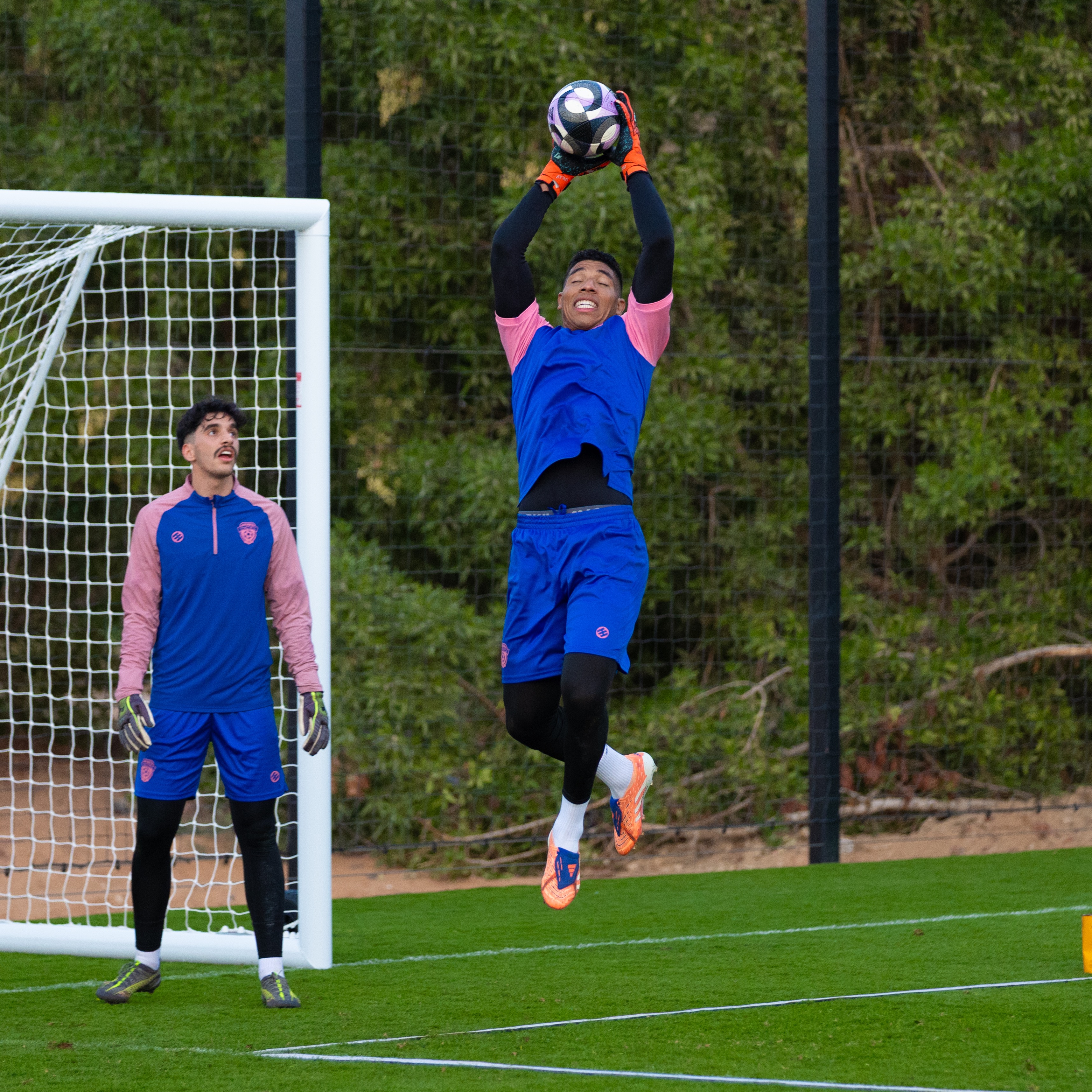 الفيحاء يواصل برنامجه الإعدادي في معسكر العين بحصتين تدريبيتين