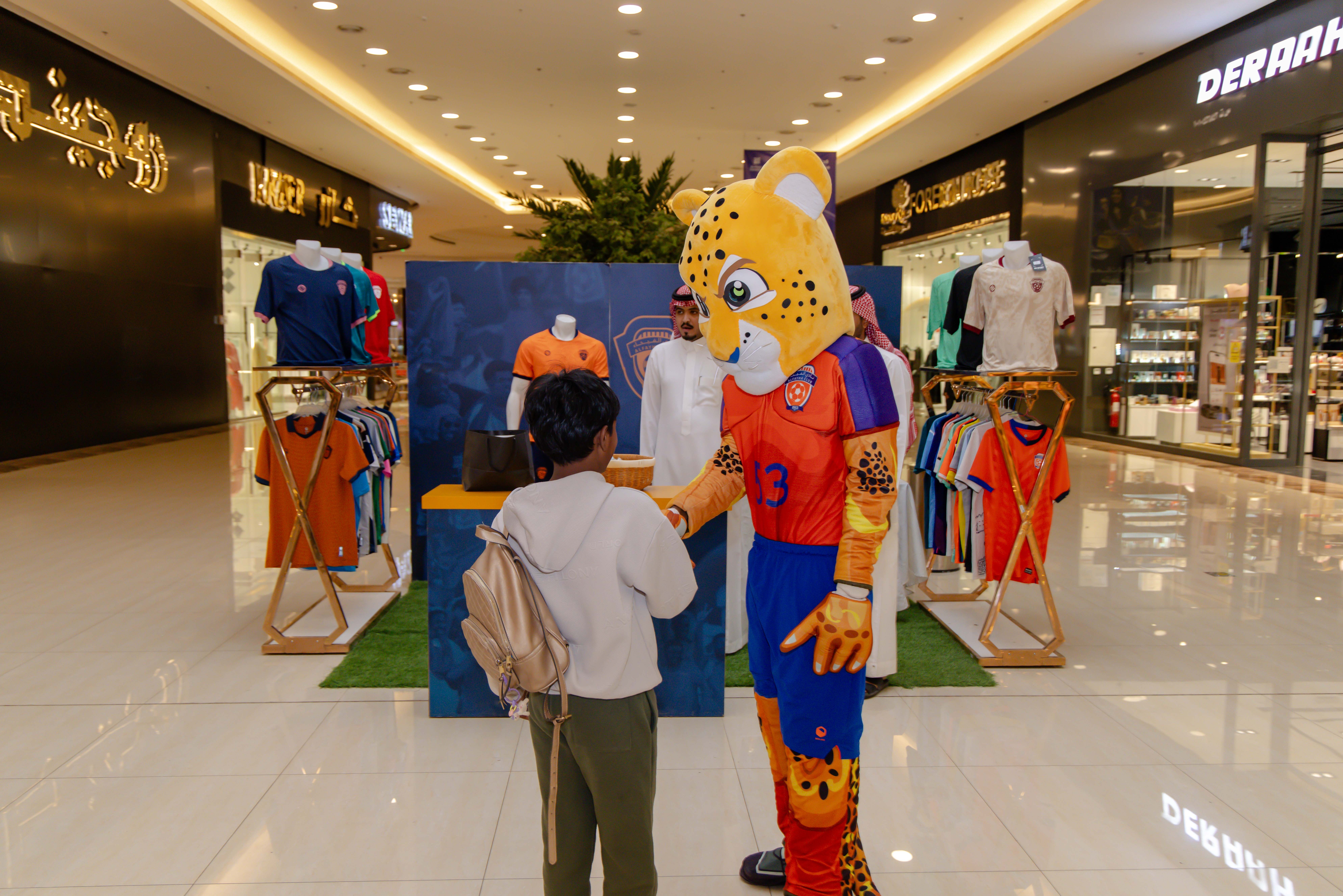 الفيحاء يواصل إقامة الركن الخاص في كرم مول لتوزيع تذاكر مباراة الفيحاء و الأخدود