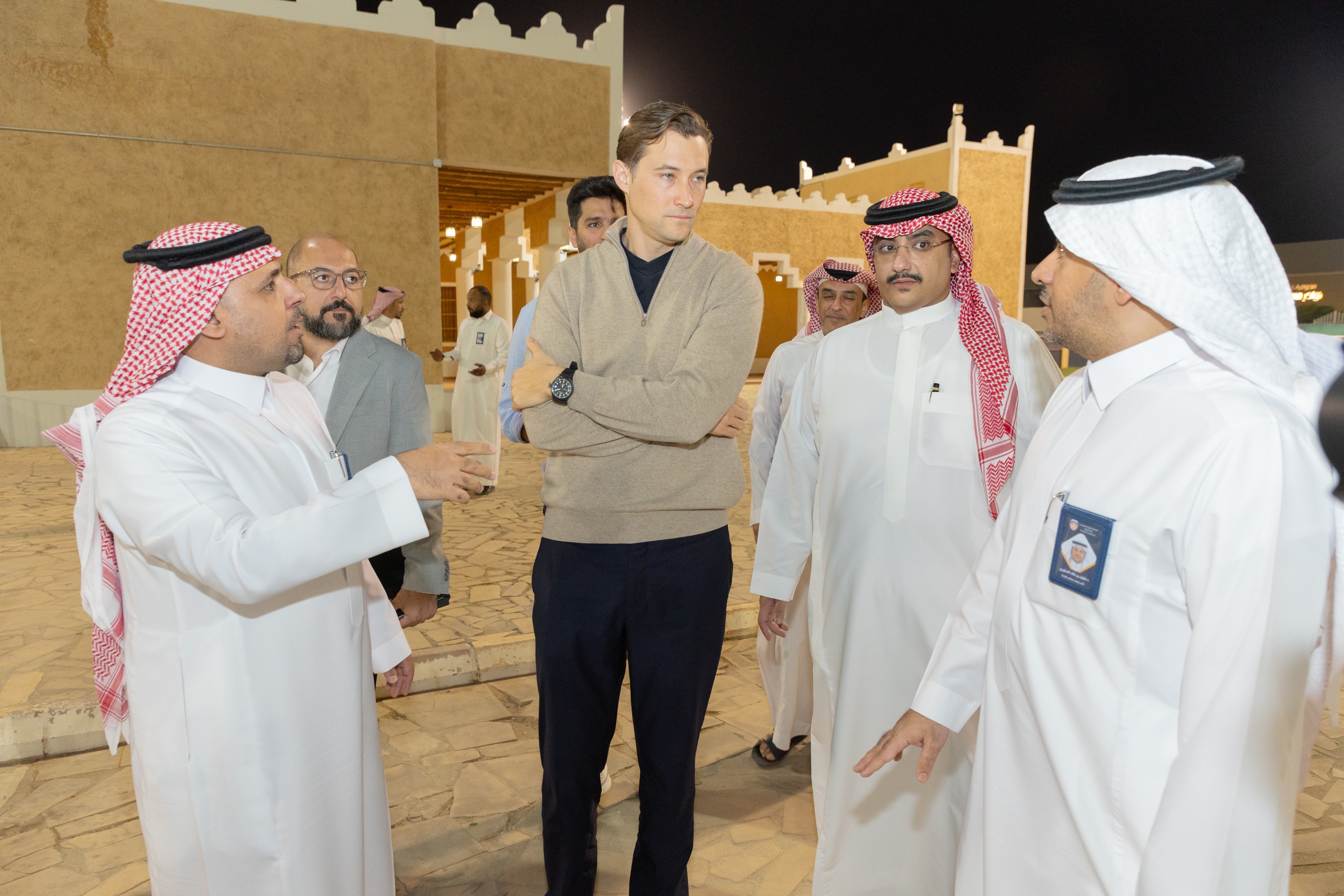 السيد بن هاربورغ مالك نادي الخلود يزور الفيحاء