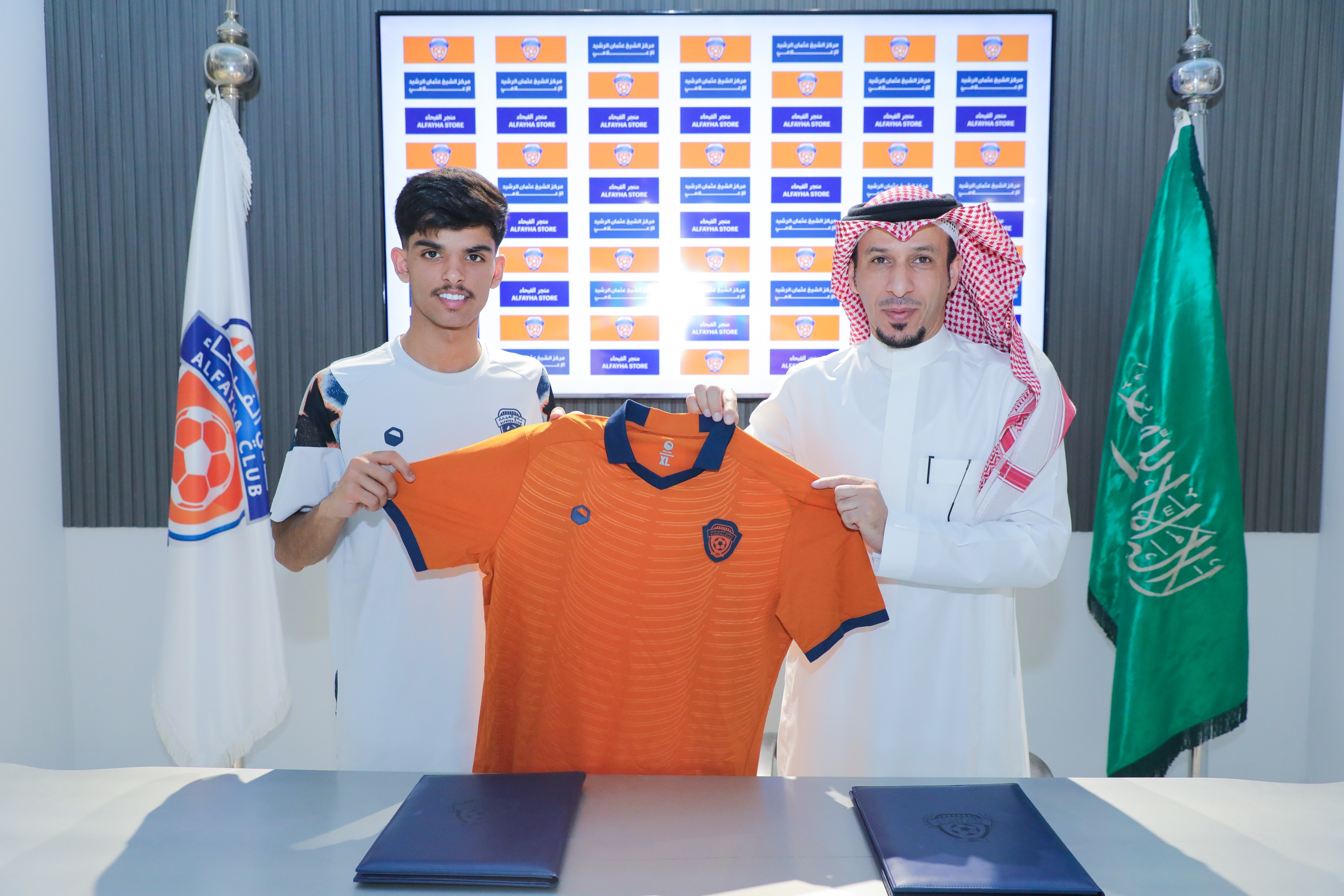 أنهى مجلس إدارة نادي الفيحاء إجراءات التوقيع مع لاعب خط الوسط عبدالله العنزي (مواليد 2005)، بعقد انتقال حر يمتد سنتين