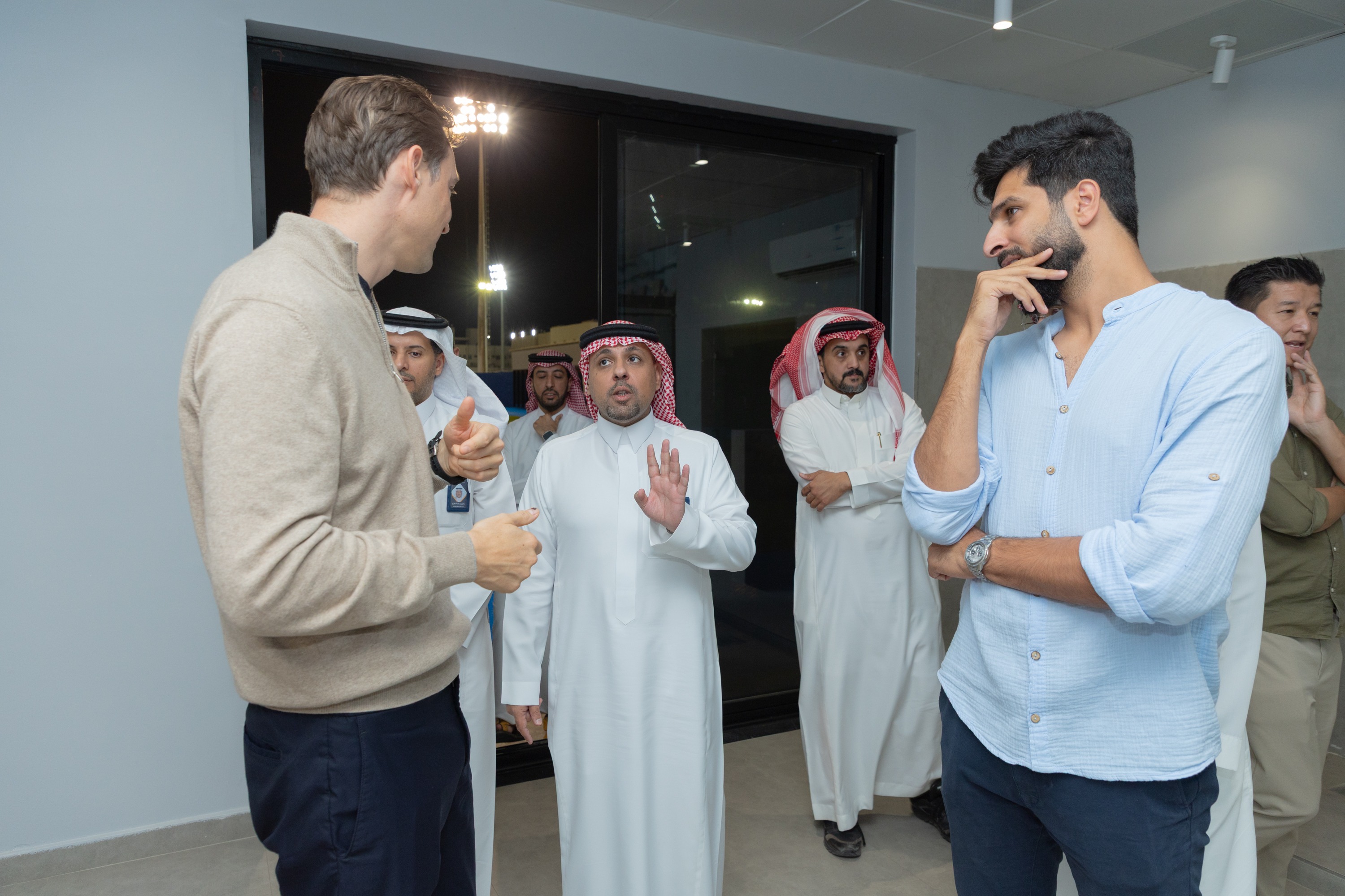 السيد بن هاربورغ مالك نادي الخلود يزور الفيحاء