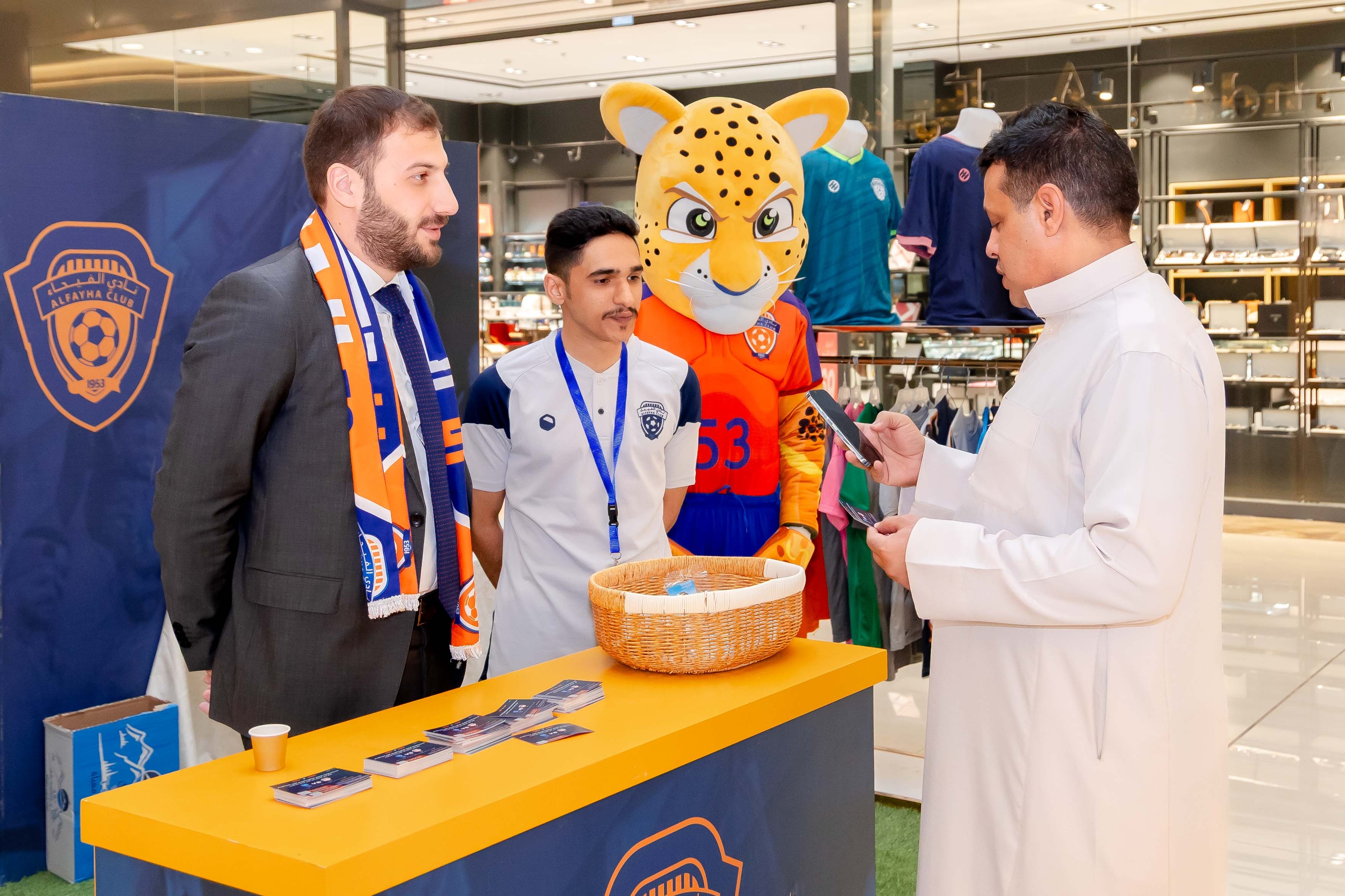 الفيحاء يقيم ركن خاص في كرم مول لتوزيع تذاكر مباراة الفيحاء و الاخدود