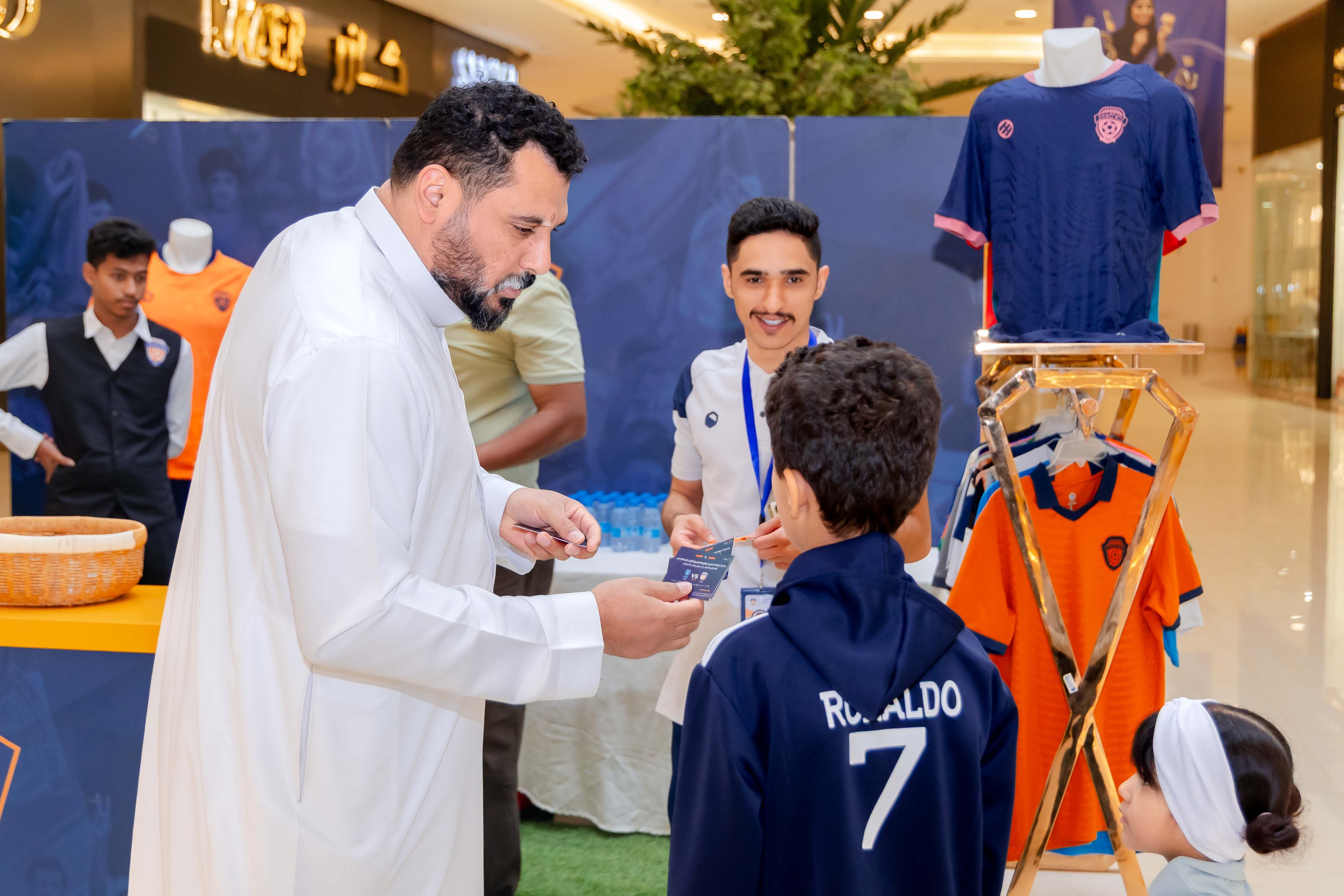الفيحاء يقيم ركن خاص في كرم مول لتوزيع تذاكر مباراة الفيحاء و الاخدود