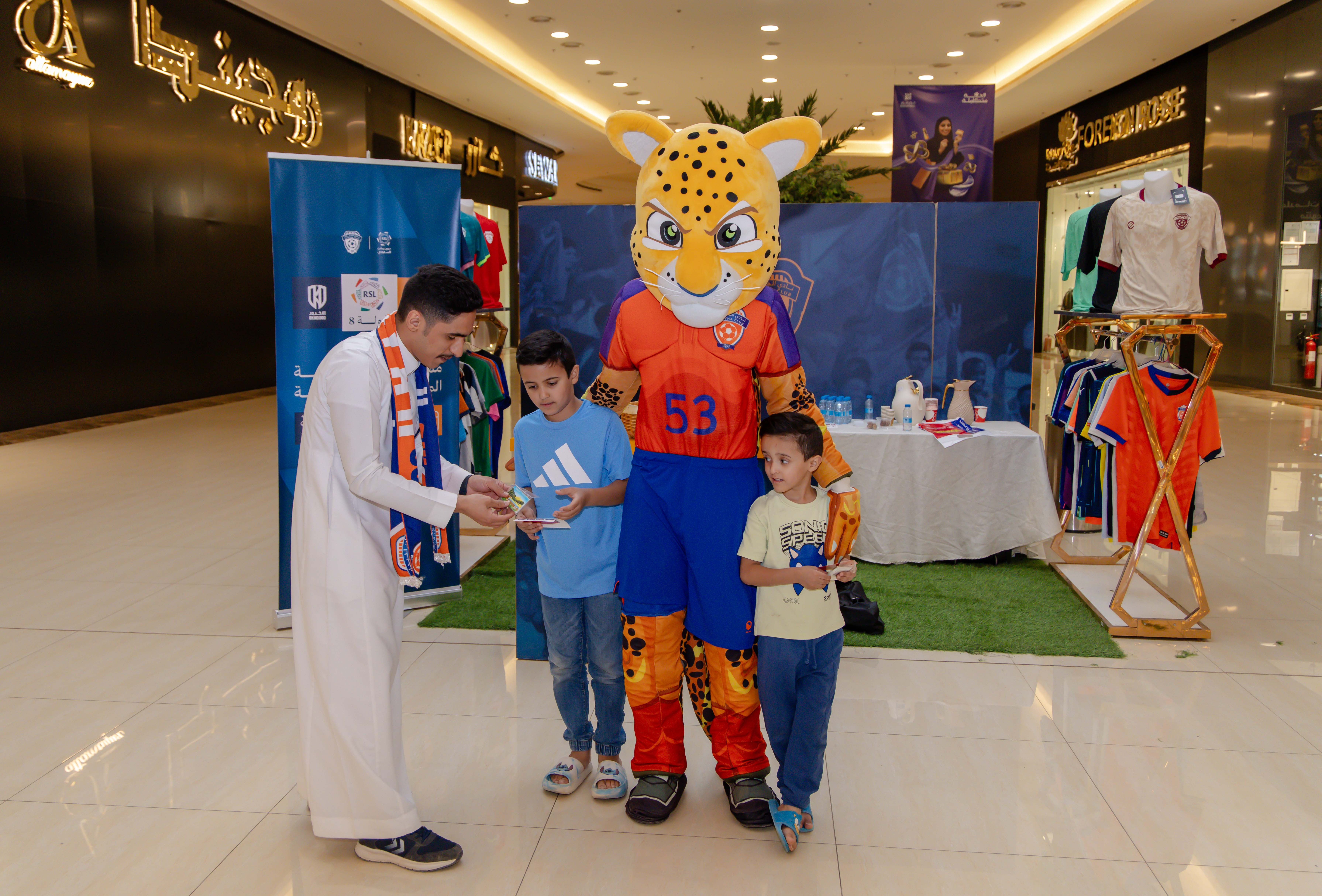 الفيحاء يواصل إقامة الركن الخاص في كرم مول لتوزيع تذاكر مباراة الفيحاء و الأخدود