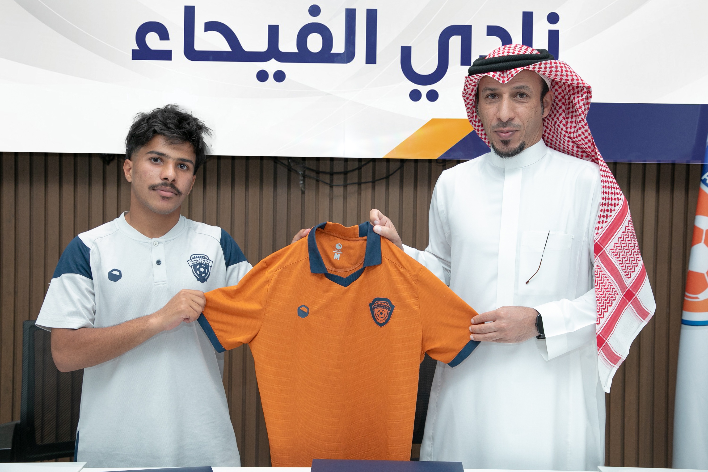 الفيحاء‬⁩ يوقع عقداً احترافياً مع اللاعب  حمد آل منيف "16 سنة" لمدة سنتين .