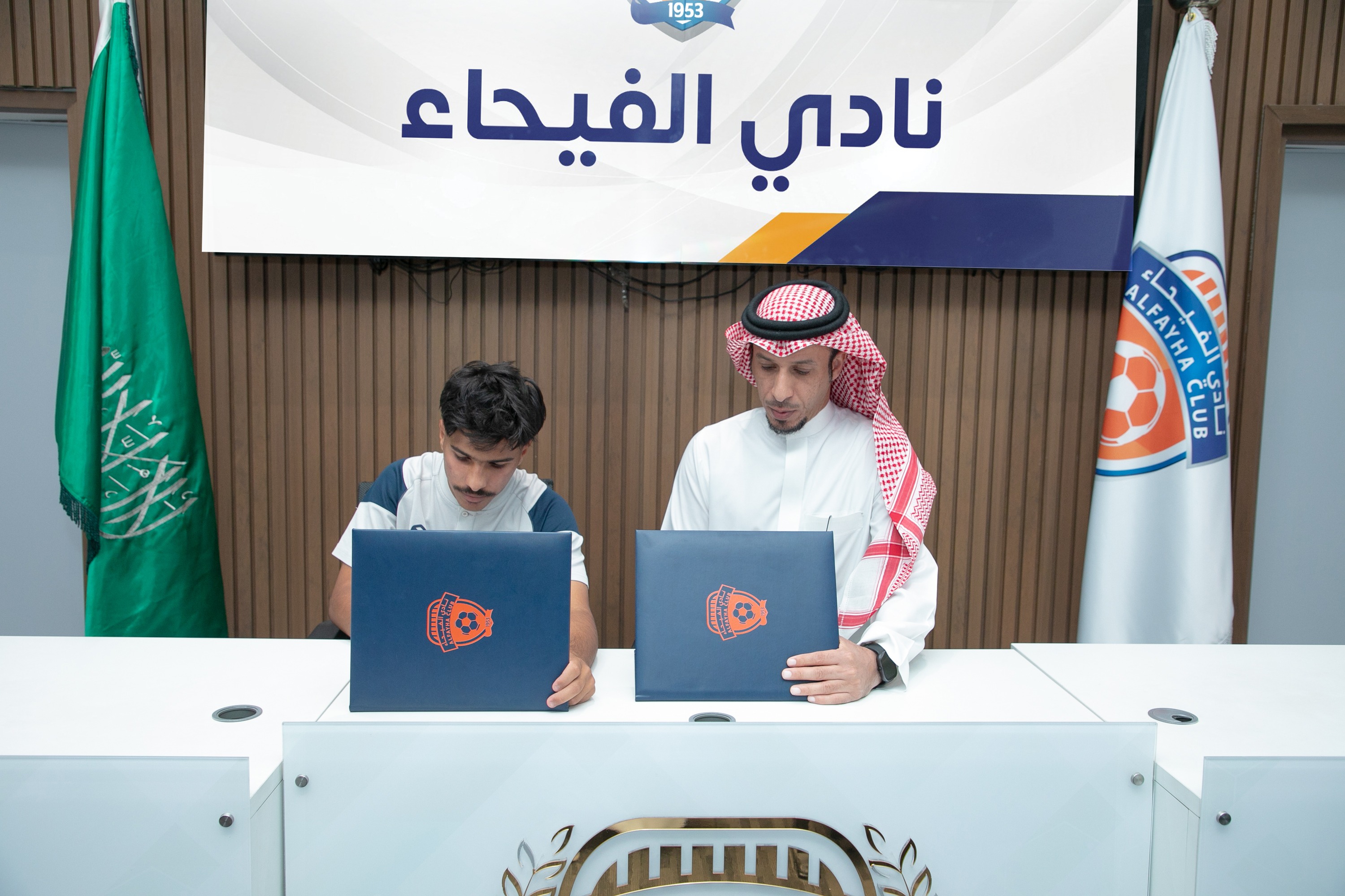 الفيحاء‬⁩ يوقع عقداً احترافياً مع اللاعب  حمد آل منيف "16 سنة" لمدة سنتين .