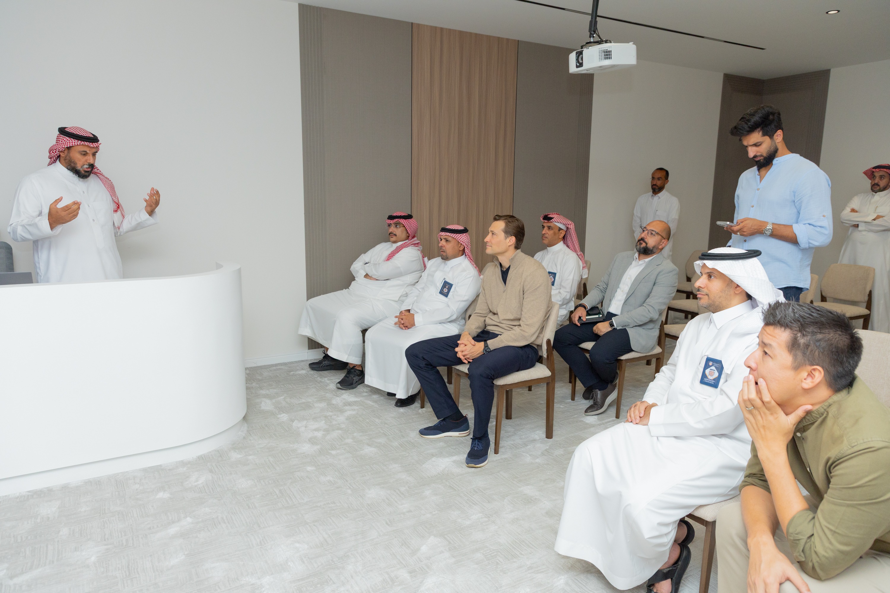 السيد بن هاربورغ مالك نادي الخلود يزور الفيحاء