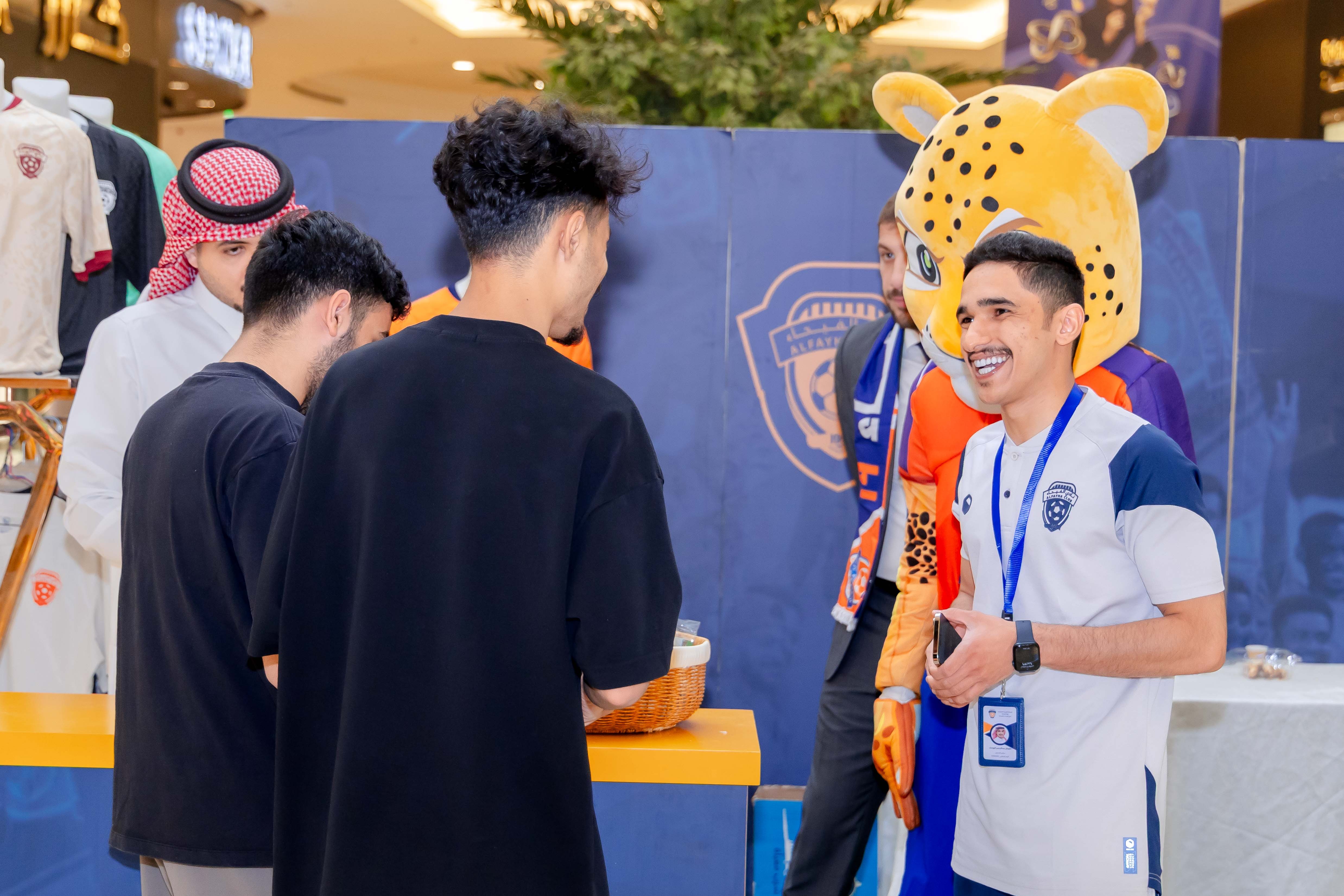 الفيحاء يقيم ركن خاص في كرم مول لتوزيع تذاكر مباراة الفيحاء و الاخدود