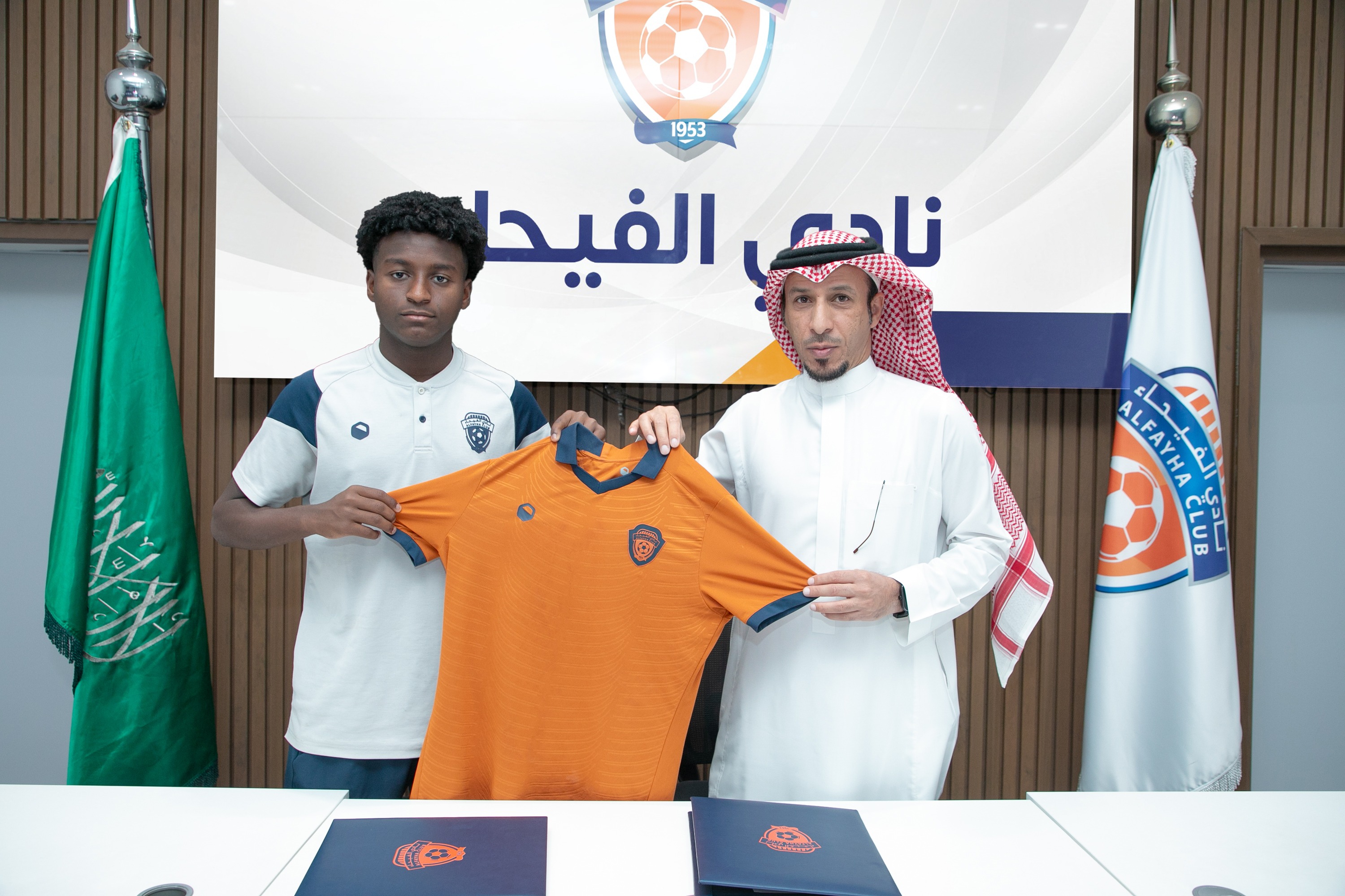 الفيحاء‬⁩ يوقع عقداً احترافياً مع اللاعب  فؤاد عماد "15 سنة" لمدة سنتين .