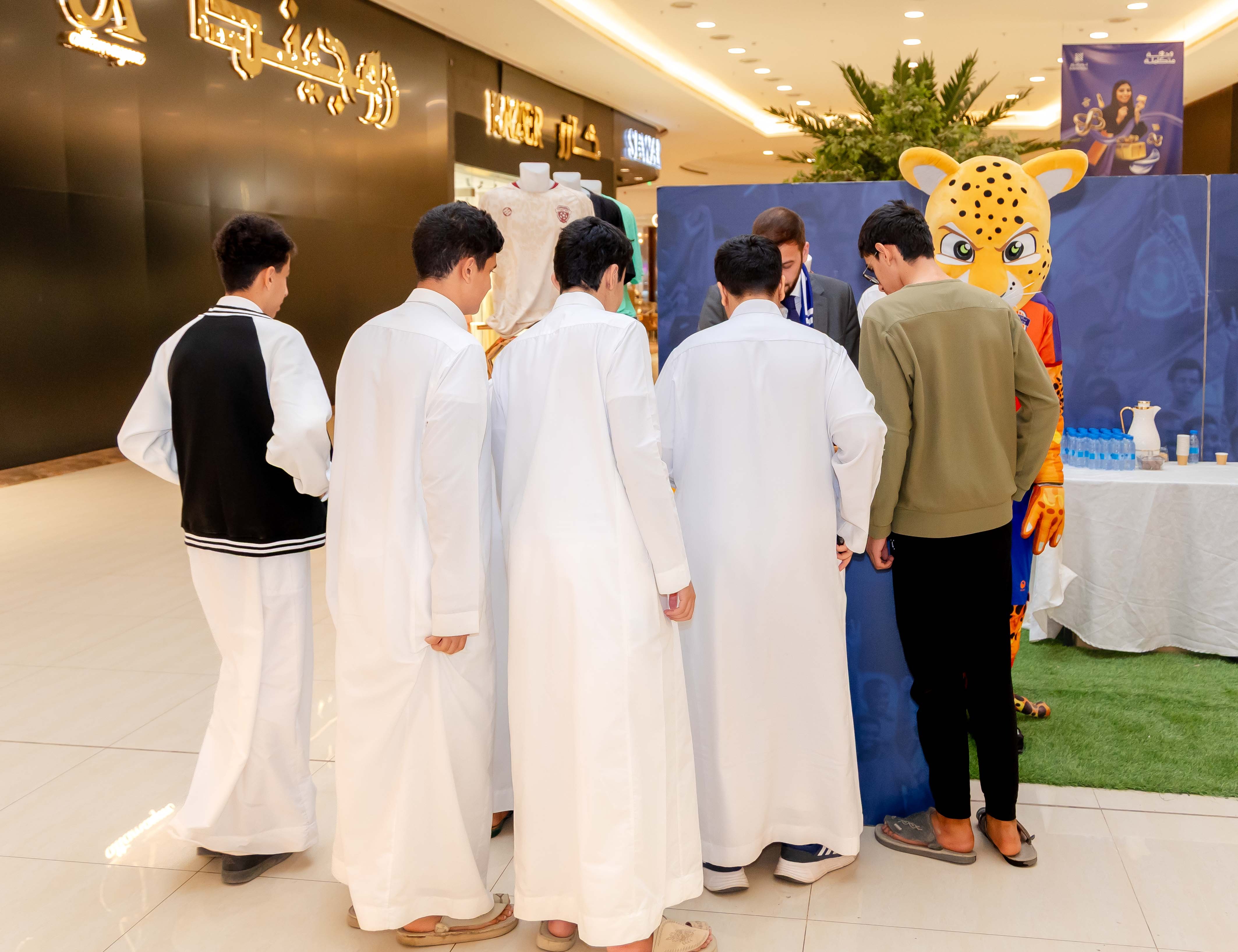 الفيحاء يقيم ركن خاص في كرم مول لتوزيع تذاكر مباراة الفيحاء و الاخدود