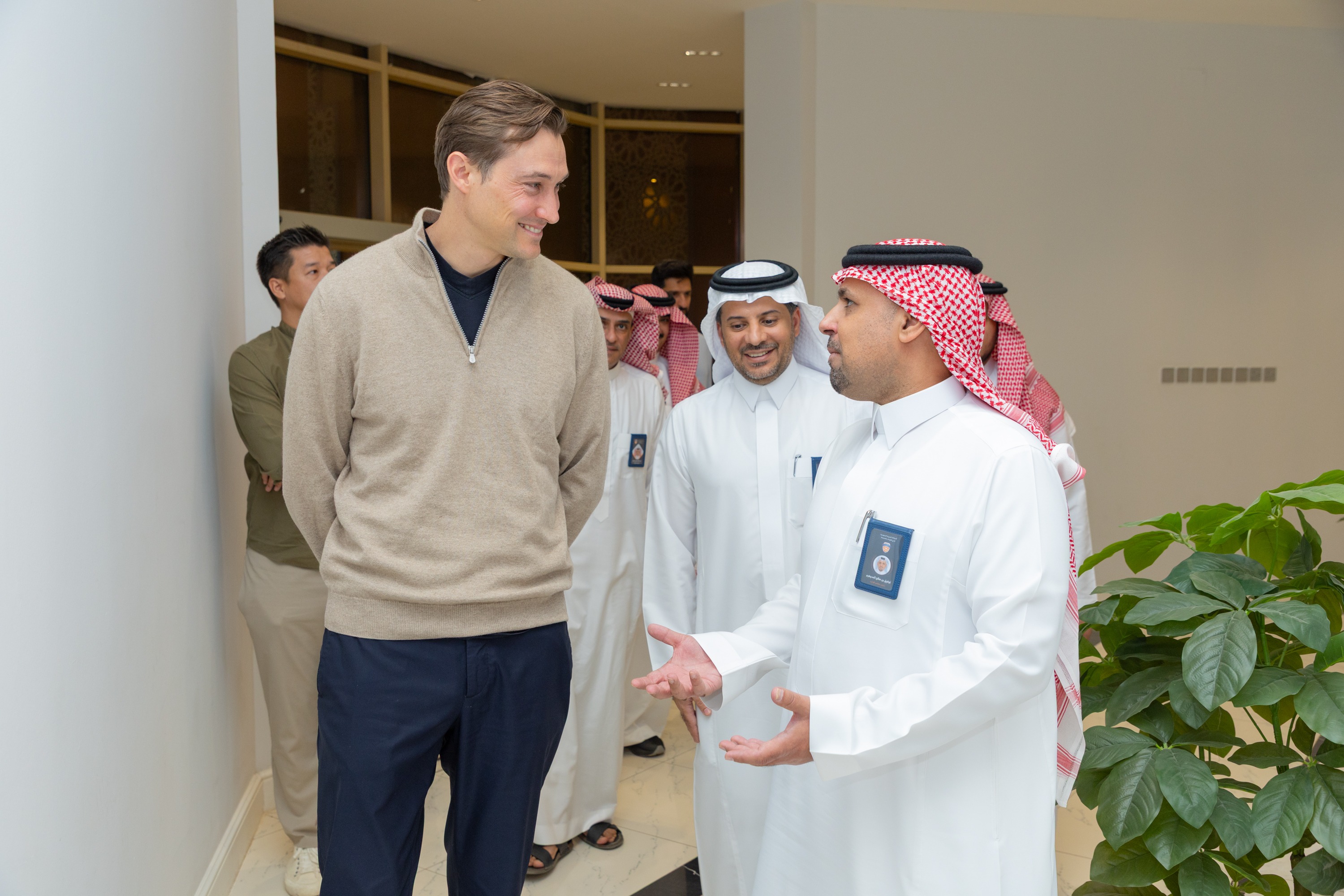 السيد بن هاربورغ مالك نادي الخلود يزور الفيحاء