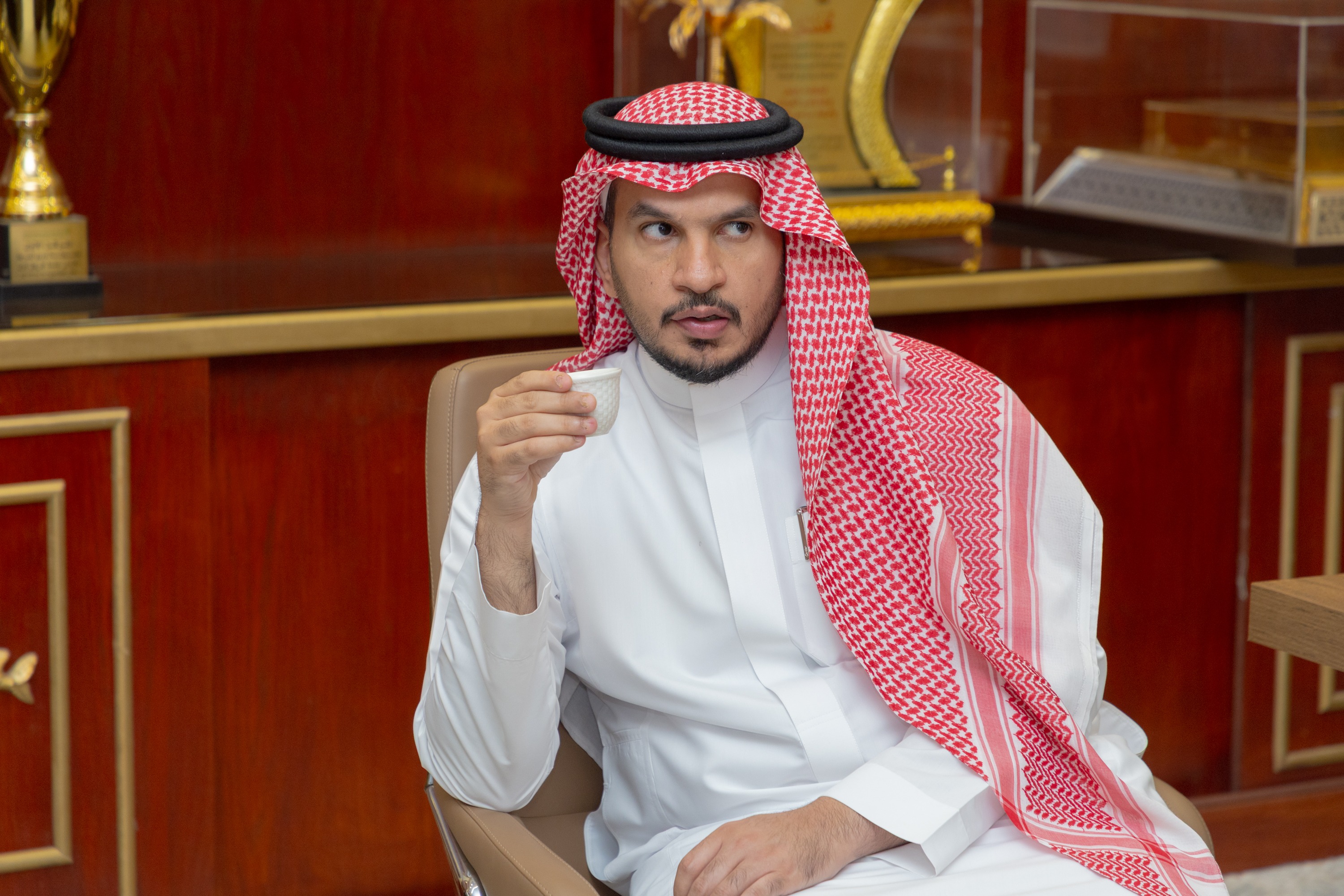 السيد بن هاربورغ مالك نادي الخلود يزور الفيحاء