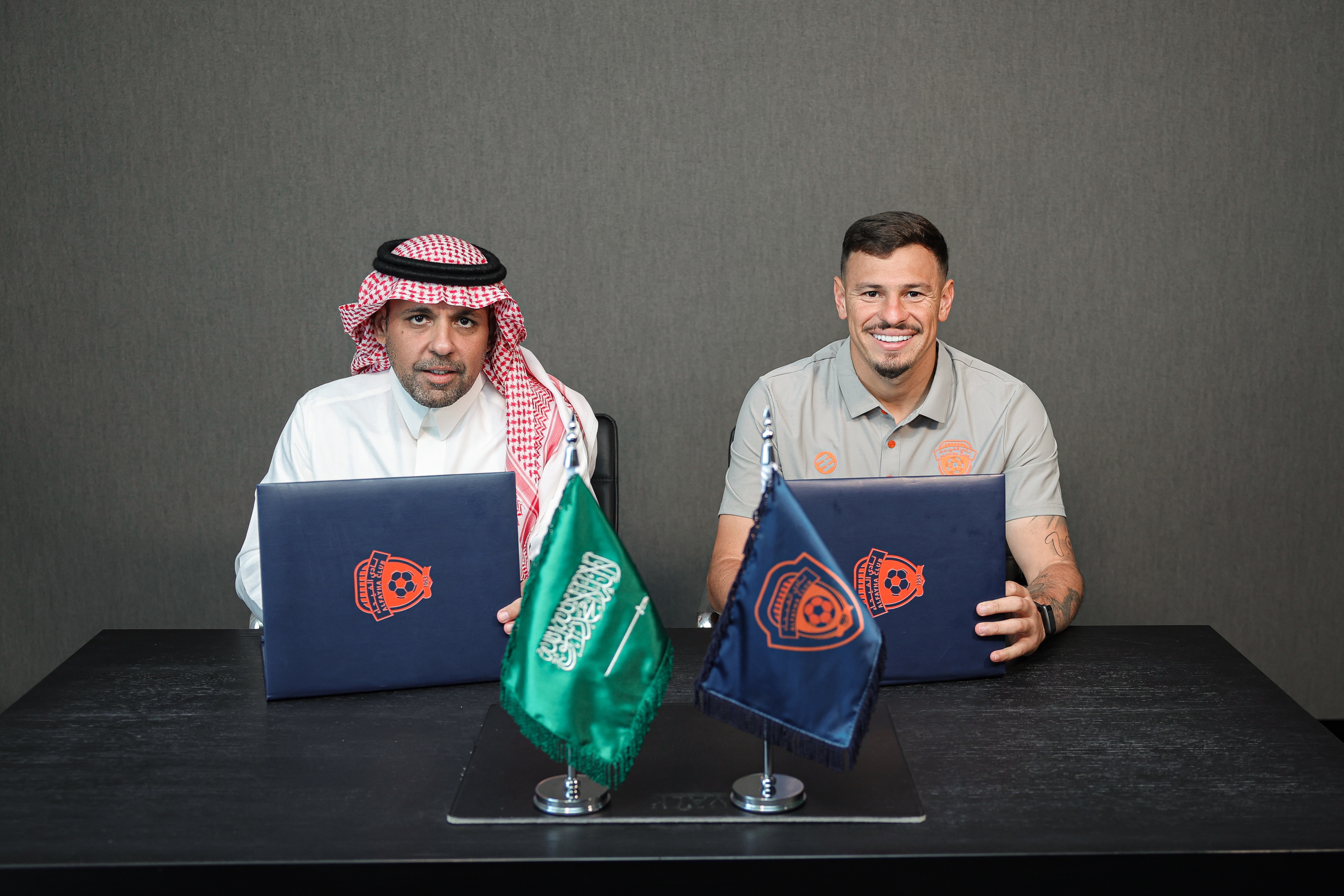 البرازيلي هوغو مورا فيحاوي حتى 2028
