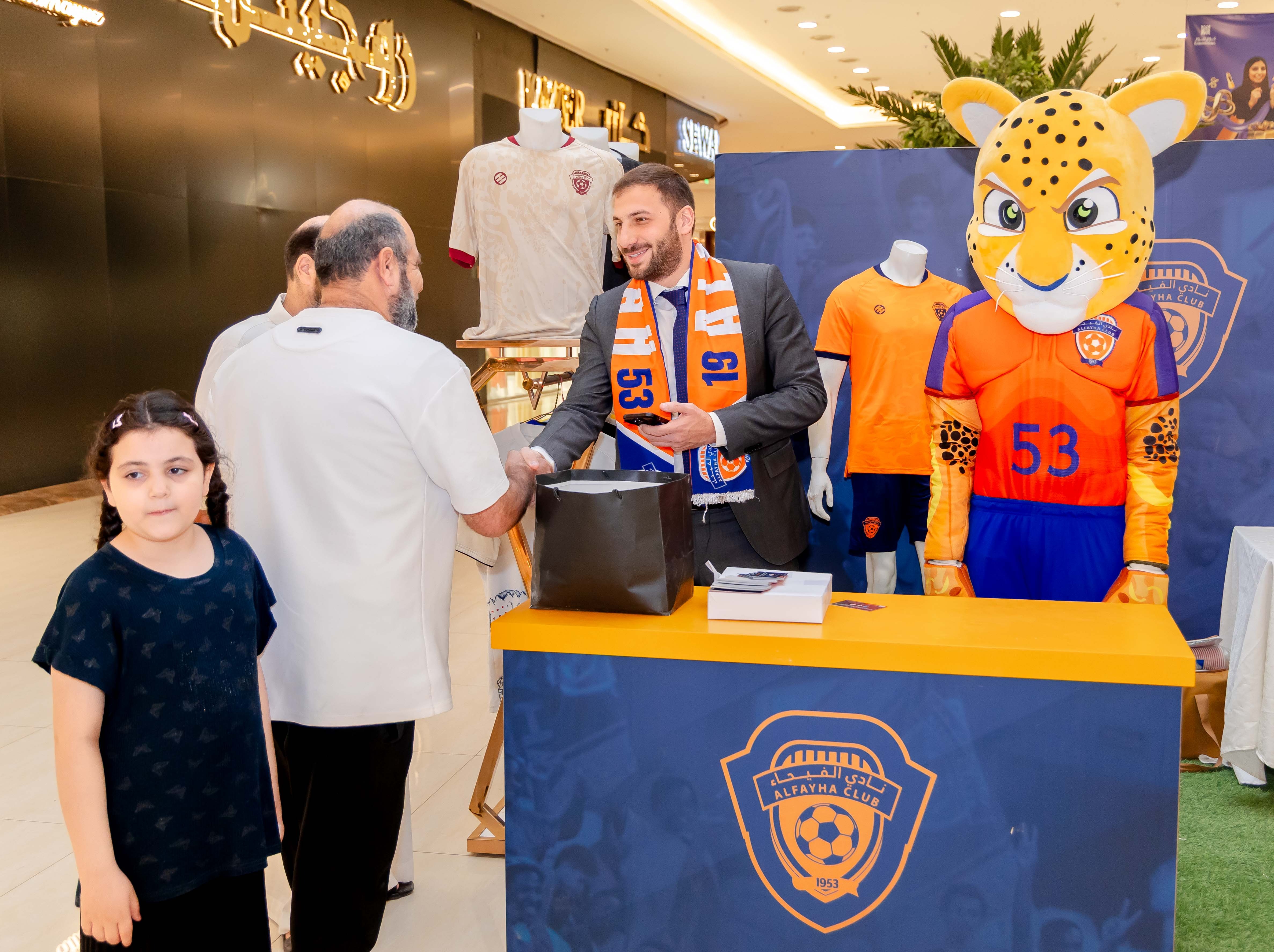 الفيحاء يقيم ركن خاص في كرم مول لتوزيع تذاكر مباراة الفيحاء و الاخدود